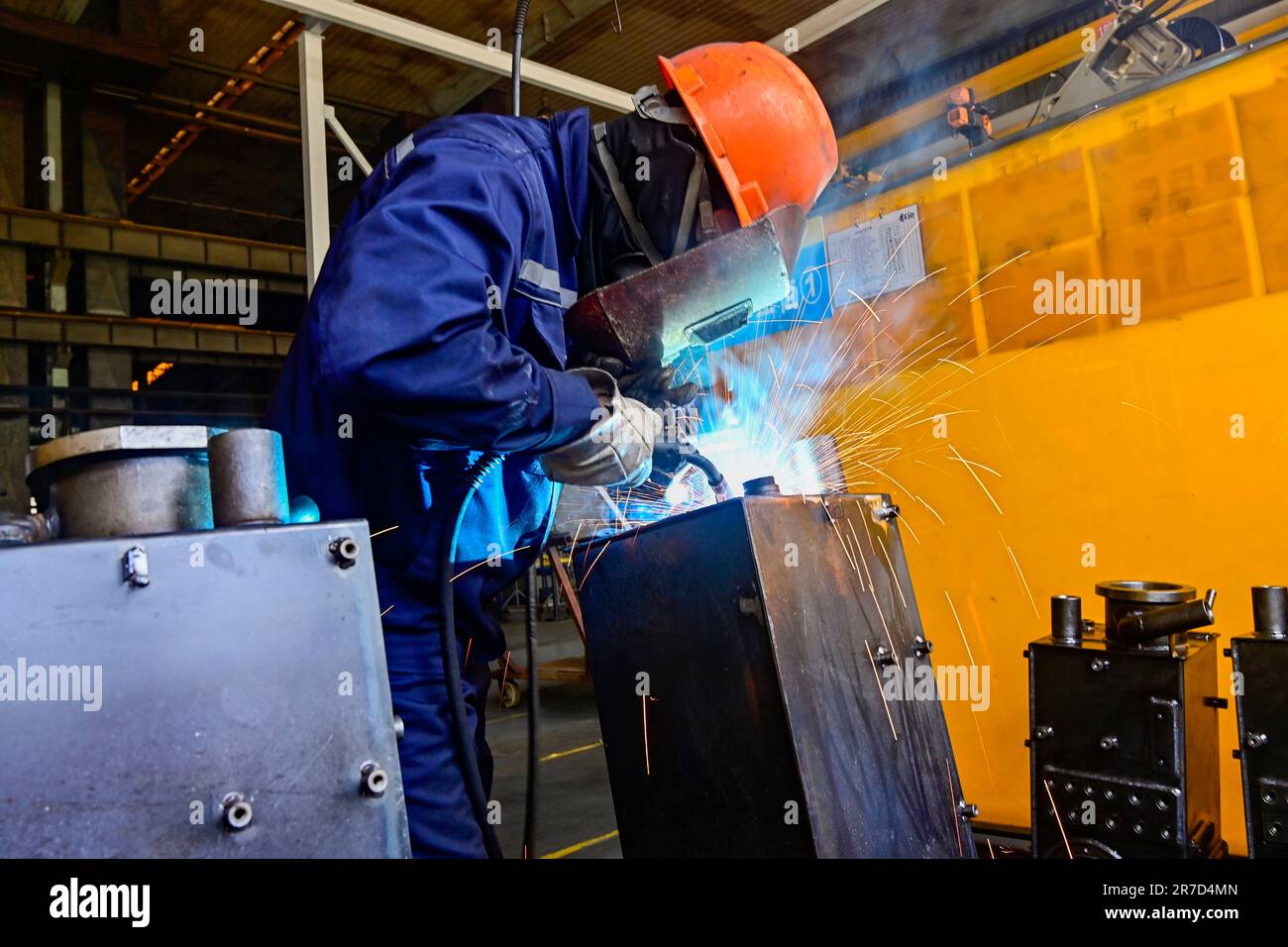 QINGZHOU, CHINE - 15 JUIN 2023 - des ouvriers soudent dans l'atelier de production d'une entreprise de fabrication d'équipement dans la rue Yunmenshan, ville de Qingzhou Banque D'Images