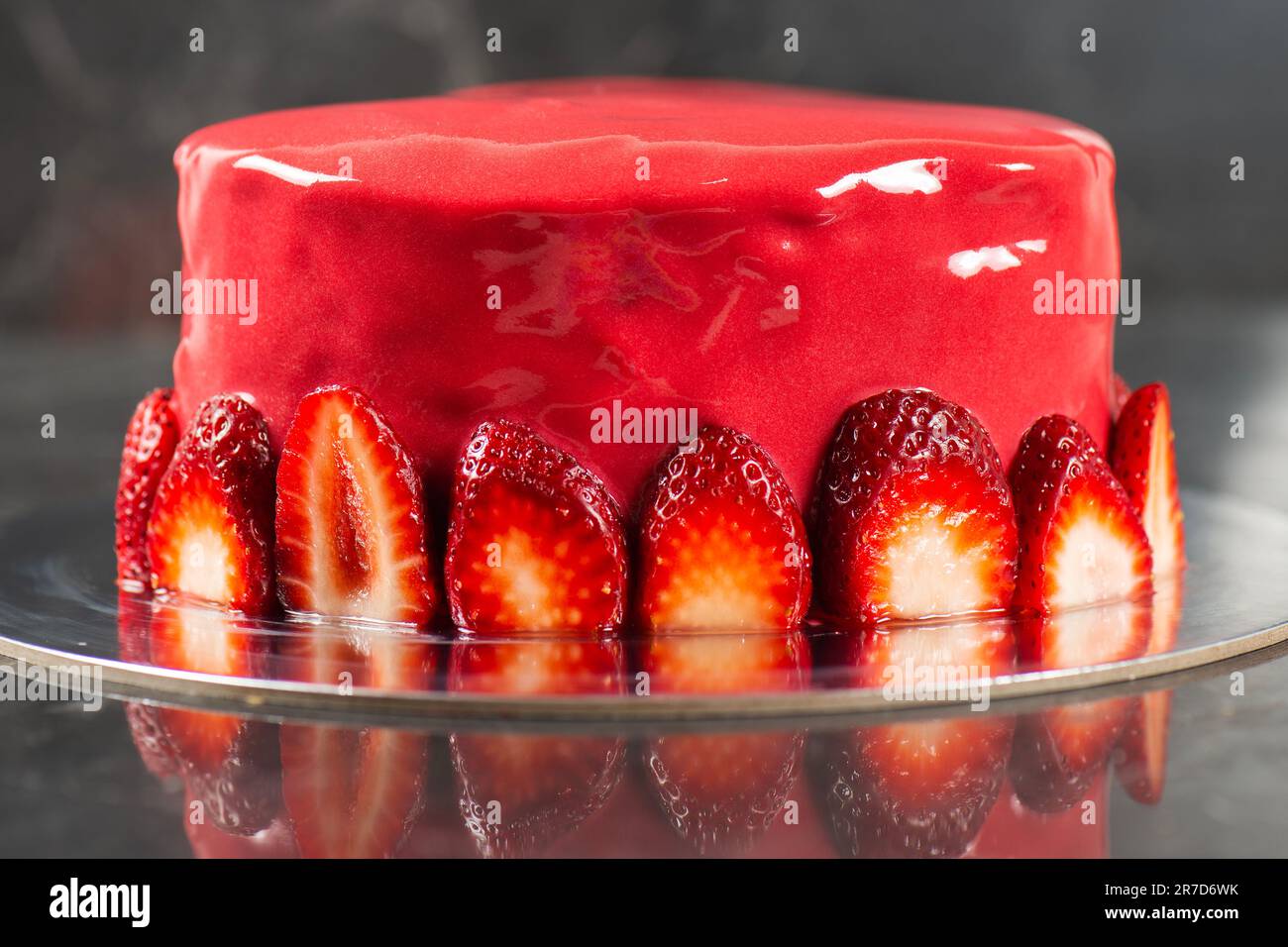 Mirror glaze cake Banque de photographies et d'images à haute résolution -  Page 2 - Alamy