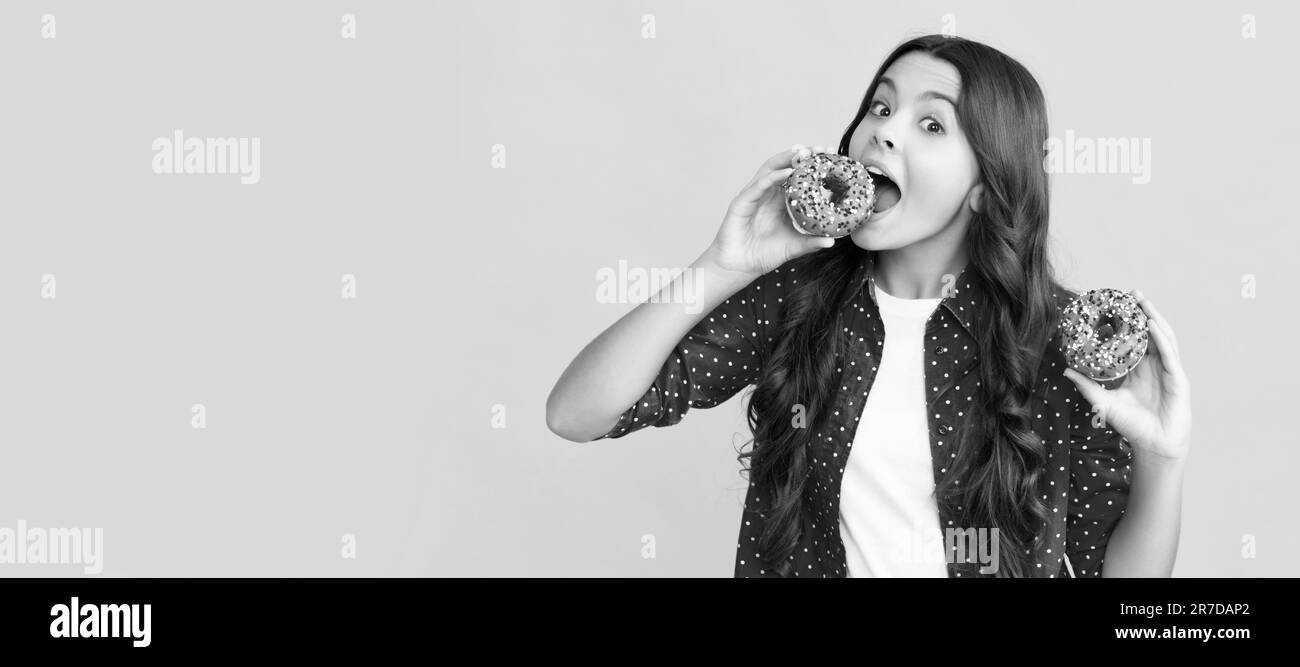 un enfant heureux mangeant un beignet sucré glacé, délicieux Banque D'Images