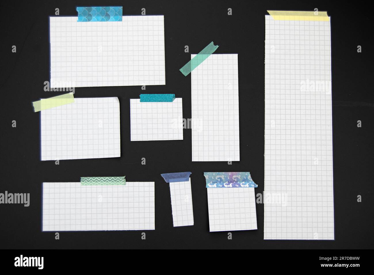Découpes de papier à lignes carrées. Différentes tailles sur fond noir. Ruban adhésif de couleur. Copier l'espace Banque D'Images