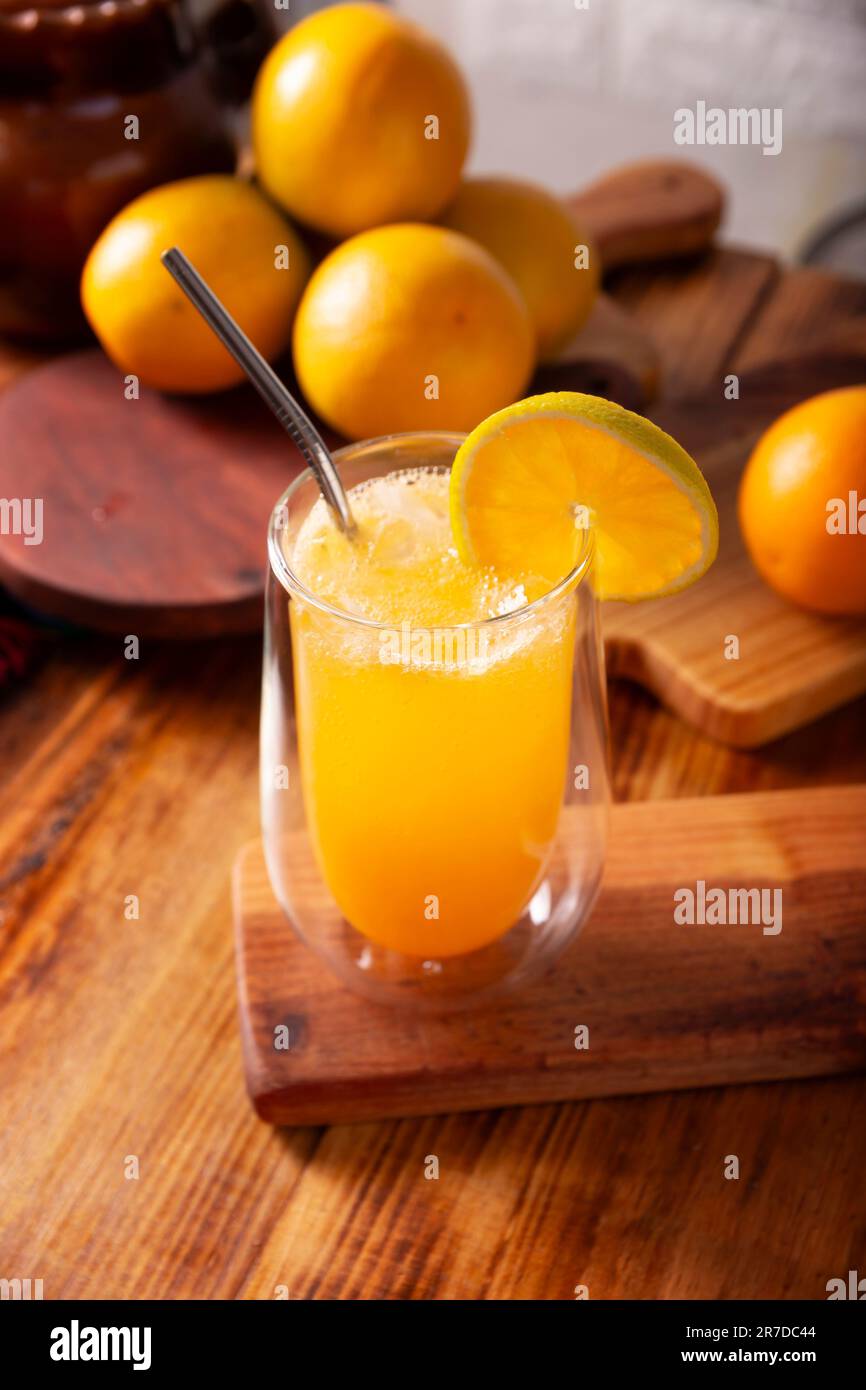 Orangeade maison rafraîchissante, une boisson hydratante naturelle à base de jus d'orange, très populaire dans plusieurs pays, idéale pour boire en été chaud. Banque D'Images