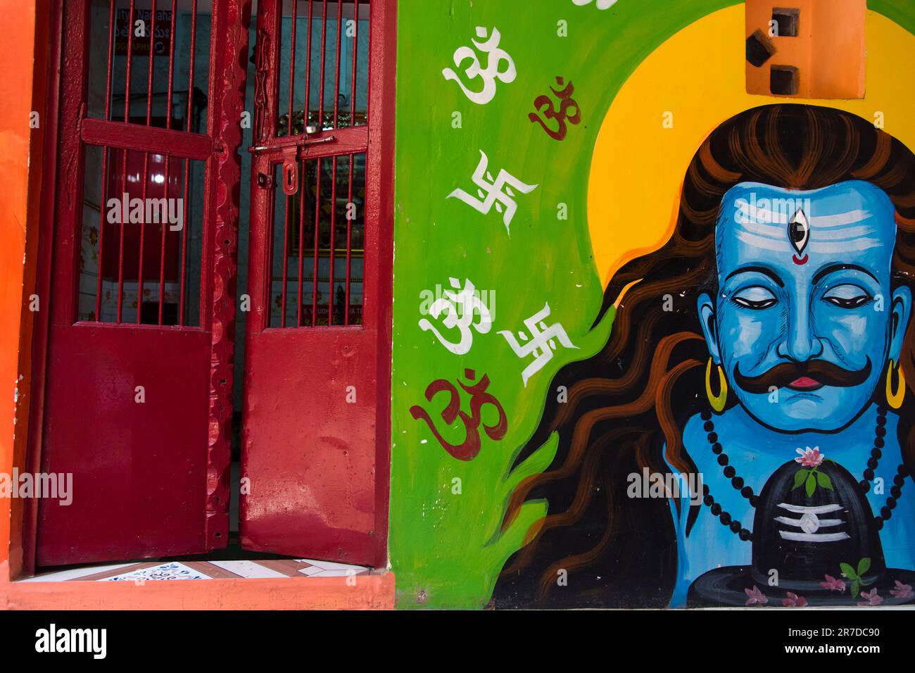 Tableaux de graffiti colorés sur les murs avec utilisation de la focalisation sélective. Varanasi, Uttar Pradesh, Inde Banque D'Images