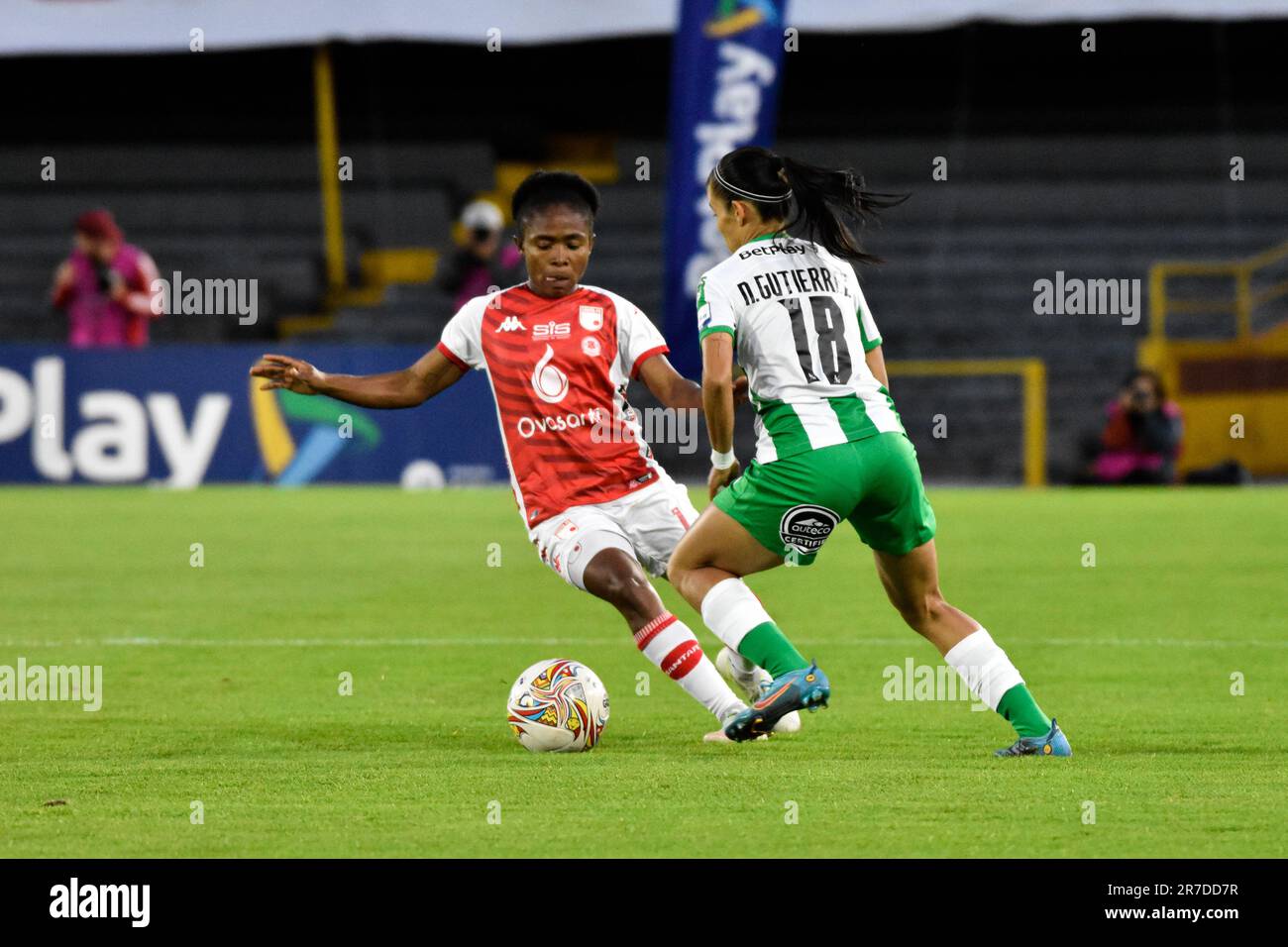 Bogota, Colombie. 14th juin 2023. Heidy Mosquera de Santa Fe et Nairelis Gutierrez de l'Atletico Nacional pendant les demi-finales de la ligue des femmes de Santa Fe (4) V Nacional (0), à Bogota, Colombie, 14 juin 2023. Photo par: Cristian Bayona/long Visual Press crédit: Long Visual Press/Alay Live News Banque D'Images