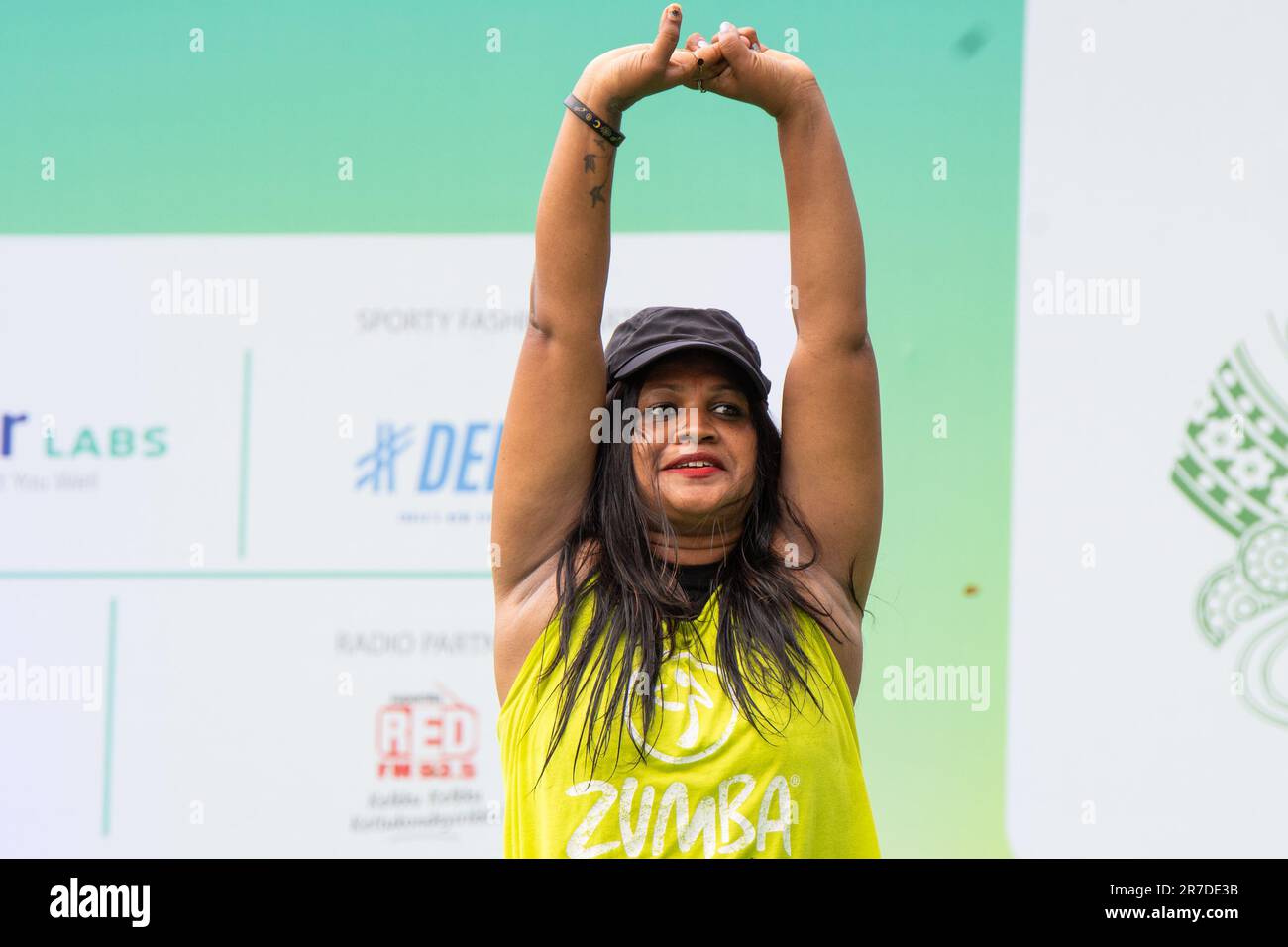 1 mai , 2023 , kochi , Inde- Dancer interprète le zumba indien lors d'un événement en plein air Banque D'Images