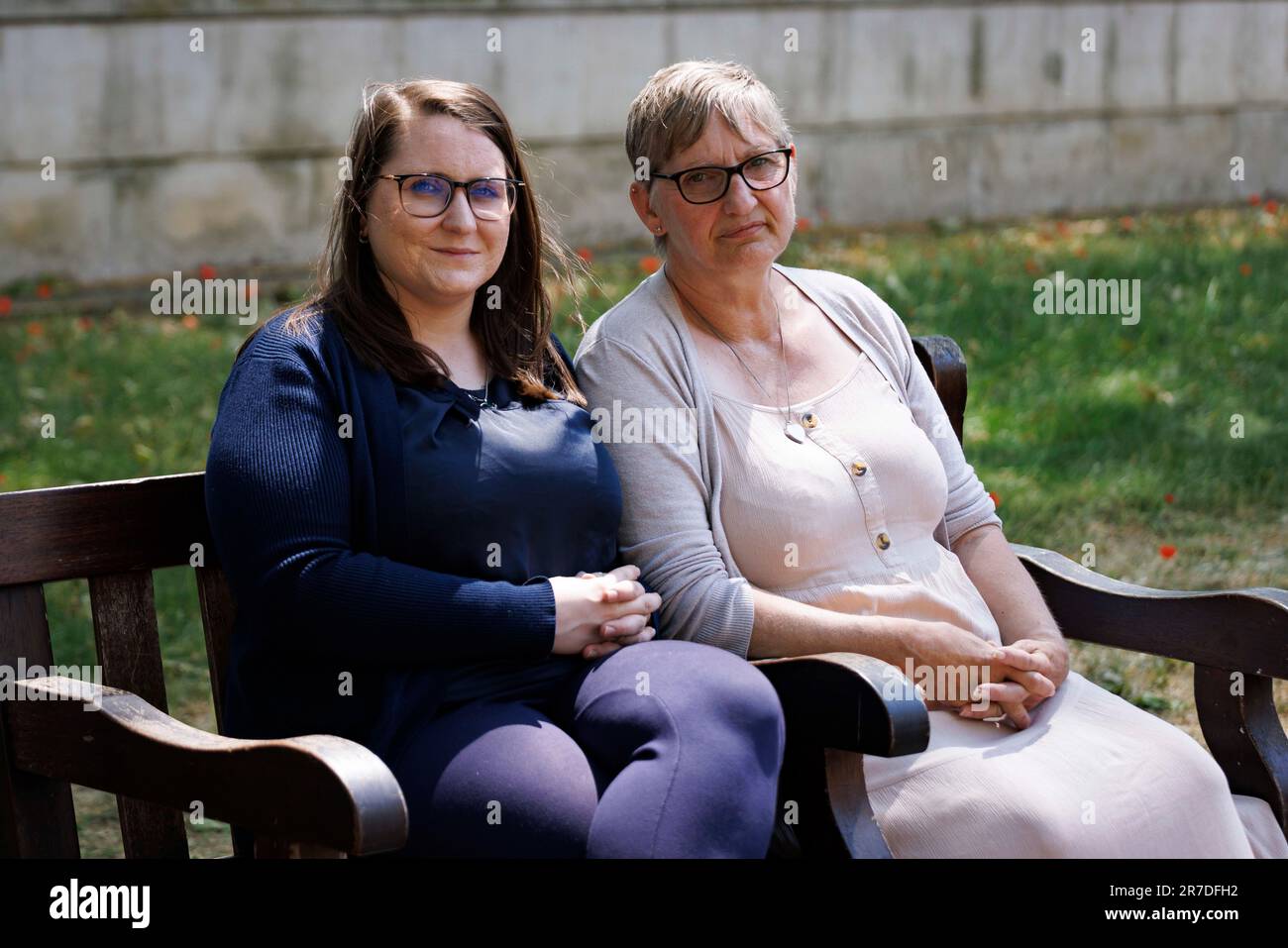 (De gauche à droite) Chris Hutchinson, 60 ans, mère, et Nina Hutchinson, 32 ans, Sœur, de Gaby Hutchinson, 23 ans, décédée à la suite d'une foule écrasée devant un concert d'Asake à l'Académie Brixton O2 à Londres sur 15 décembre, S'adresse aux médias du New Scotland Yard de Londres, alors que la police renouvelle l'appel à fournir des informations et des vidéos qui pourraient être essentielles à l'enquête. Date de la photo: Mardi 13 juin 2023. Banque D'Images