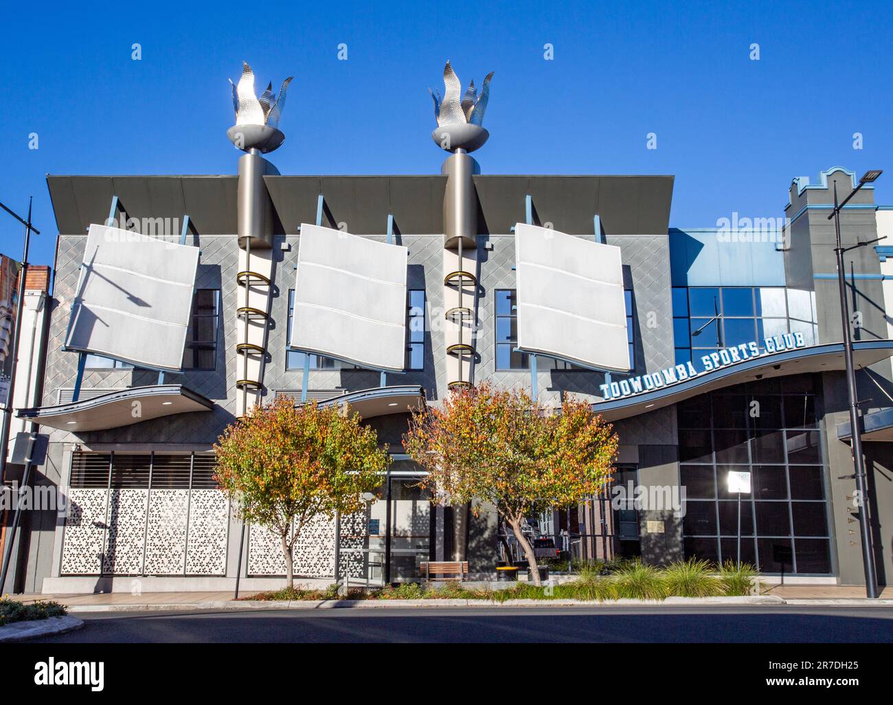 Le bâtiment moderne du club sportif Toowoomba a été construit en 2000 avec un design impressionnant et un décor lumineux à Ruthven Street. Banque D'Images