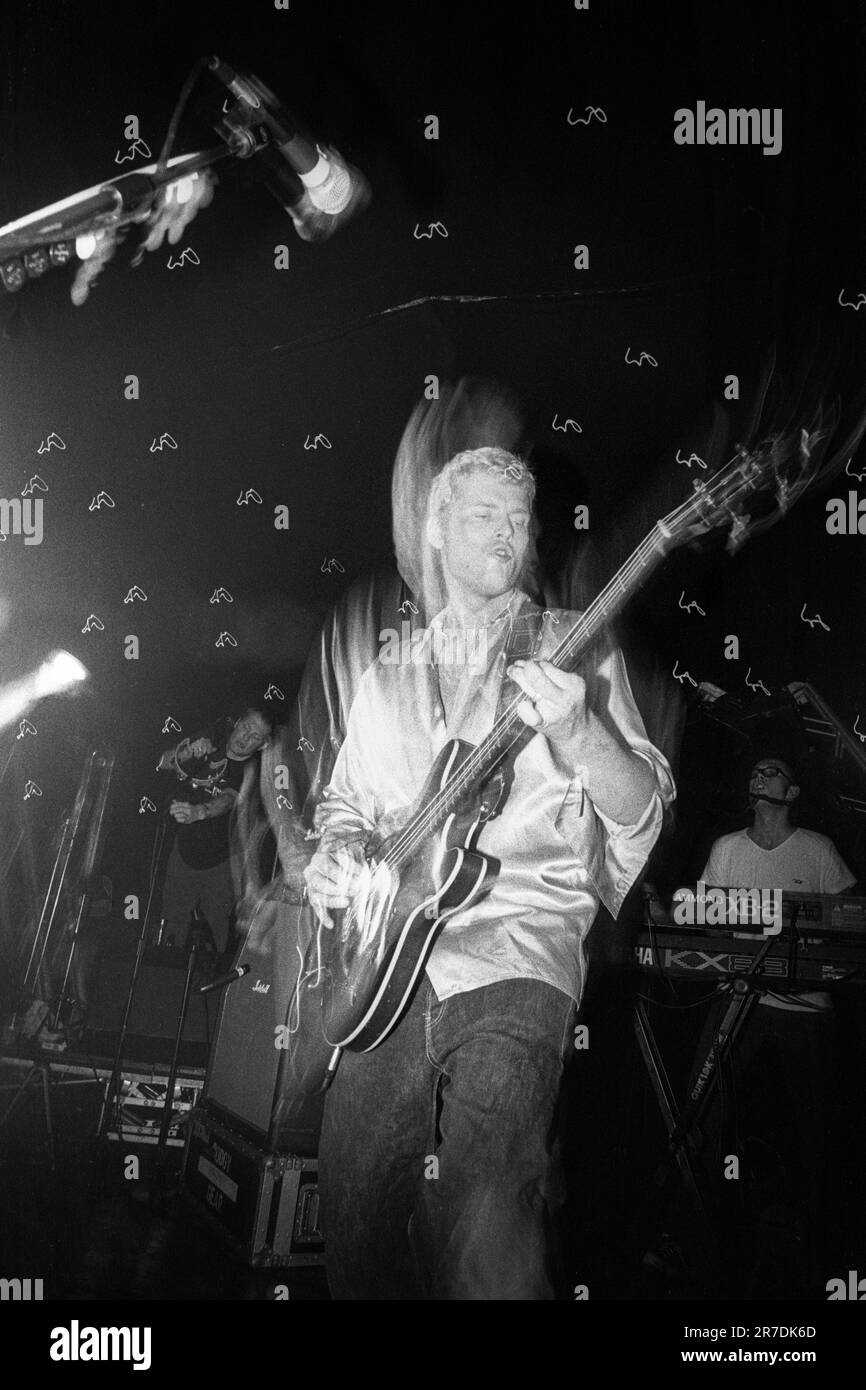 Nigel Clark chanteur et bassiste avec le groupe Britpop dodgy jouant à l'université de Glamourgan May ball au pays de Galles, Royaume-Uni, le 14 mai 1997. Photo : Rob Watkins Banque D'Images