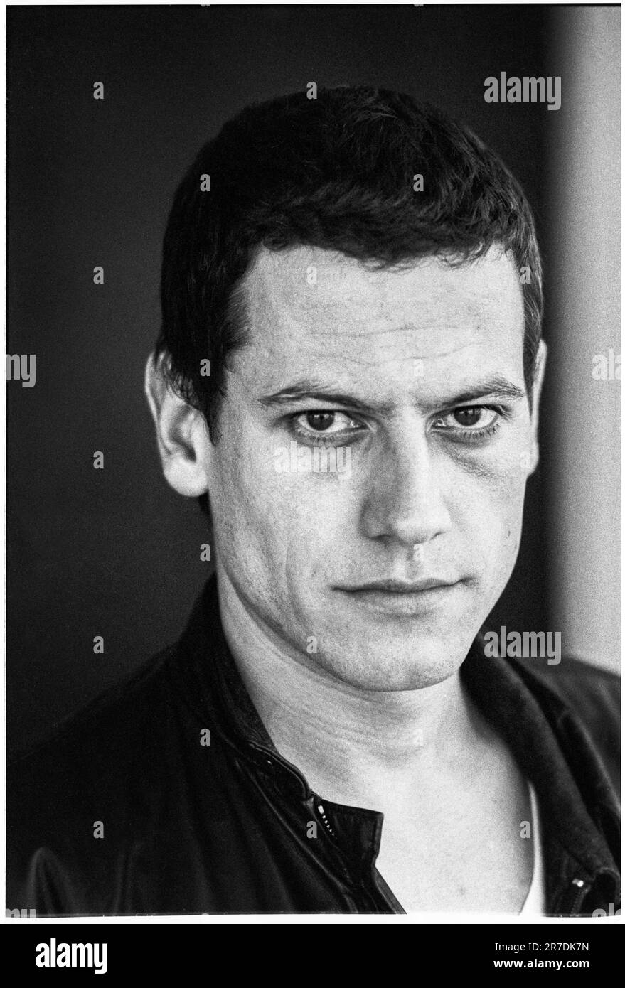 IOAN GRUFFUDD, ACTEUR, 2001 : L'acteur gallois Ioan Gruffudd au St David's Hotel de Cardiff en mai 2001. Il a la tête rasée pour son rôle dans le film Black Hawk Down. Photo : Rob Watkins. INFO : Ioan Gruffudd est un acteur gallois connu pour ses performances polyvalentes dans le cinéma et la télévision. Il a gagné en notoriété pour les rôles dans Horatio Hornblower, Fantastic four et Liar. Né en 1973, sa carrière met en valeur des talents de tous genres. Banque D'Images