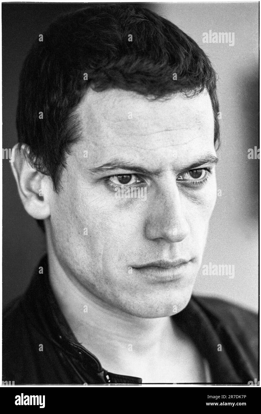 IOAN GRUFFUDD, ACTEUR, 2001 : L'acteur gallois Ioan Gruffudd au St David's Hotel de Cardiff en mai 2001. Il a la tête rasée pour son rôle dans le film Black Hawk Down. Photo : Rob Watkins. INFO : Ioan Gruffudd est un acteur gallois connu pour ses performances polyvalentes dans le cinéma et la télévision. Il a gagné en notoriété pour les rôles dans Horatio Hornblower, Fantastic four et Liar. Né en 1973, sa carrière met en valeur des talents de tous genres. Banque D'Images