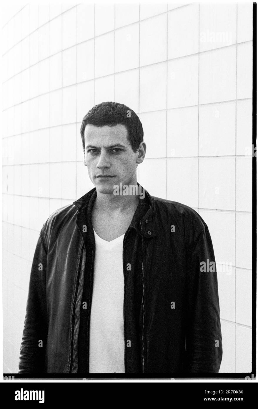 IOAN GRUFFUDD, ACTEUR, 2001 : L'acteur gallois Ioan Gruffudd au St David's Hotel de Cardiff en mai 2001. Il a la tête rasée pour son rôle dans le film Black Hawk Down. Photo : Rob Watkins. INFO : Ioan Gruffudd est un acteur gallois connu pour ses performances polyvalentes dans le cinéma et la télévision. Il a gagné en notoriété pour les rôles dans Horatio Hornblower, Fantastic four et Liar. Né en 1973, sa carrière met en valeur des talents de tous genres. Banque D'Images