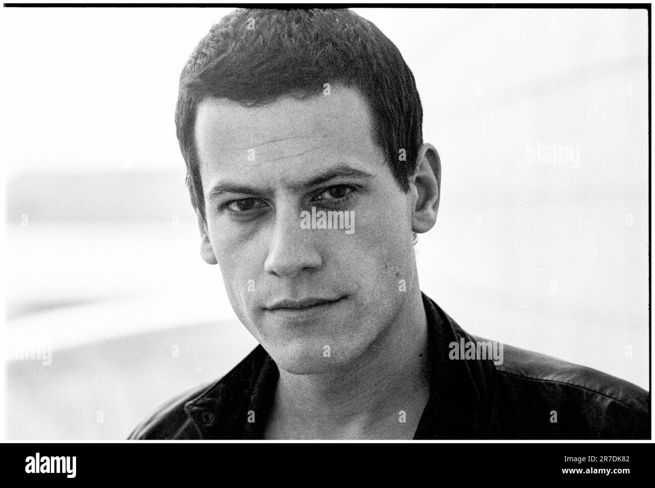 IOAN GRUFFUDD, ACTEUR, 2001 : L'acteur gallois Ioan Gruffudd au St David's Hotel de Cardiff en mai 2001. Il a la tête rasée pour son rôle dans le film Black Hawk Down. Photo : Rob Watkins. INFO : Ioan Gruffudd est un acteur gallois connu pour ses performances polyvalentes dans le cinéma et la télévision. Il a gagné en notoriété pour les rôles dans Horatio Hornblower, Fantastic four et Liar. Né en 1973, sa carrière met en valeur des talents de tous genres. Banque D'Images