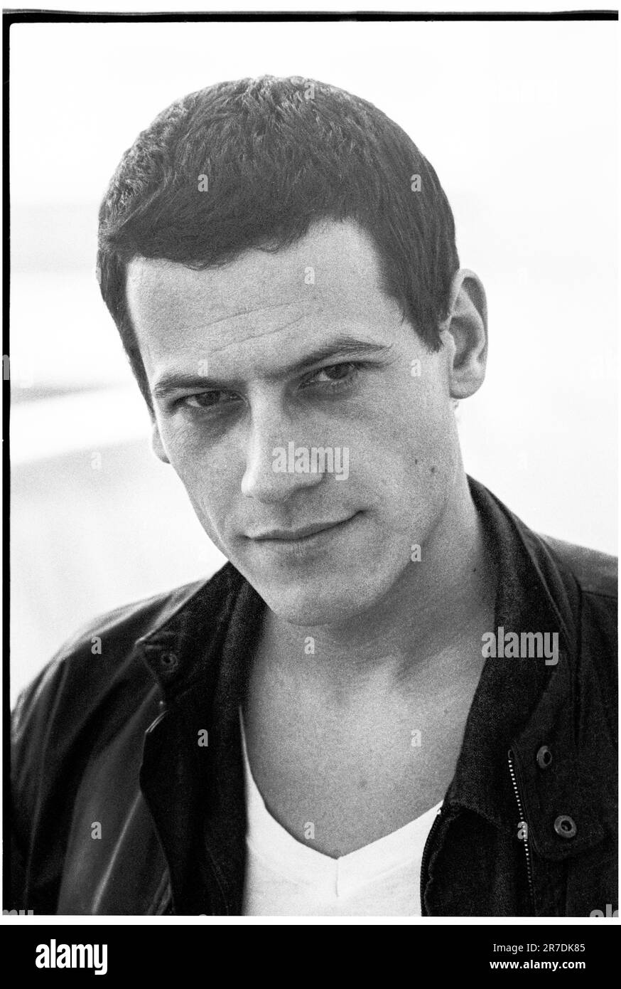 IOAN GRUFFUDD, ACTEUR, 2001 : L'acteur gallois Ioan Gruffudd au St David's Hotel de Cardiff en mai 2001. Il a la tête rasée pour son rôle dans le film Black Hawk Down. Photo : Rob Watkins. INFO : Ioan Gruffudd est un acteur gallois connu pour ses performances polyvalentes dans le cinéma et la télévision. Il a gagné en notoriété pour les rôles dans Horatio Hornblower, Fantastic four et Liar. Né en 1973, sa carrière met en valeur des talents de tous genres. Banque D'Images