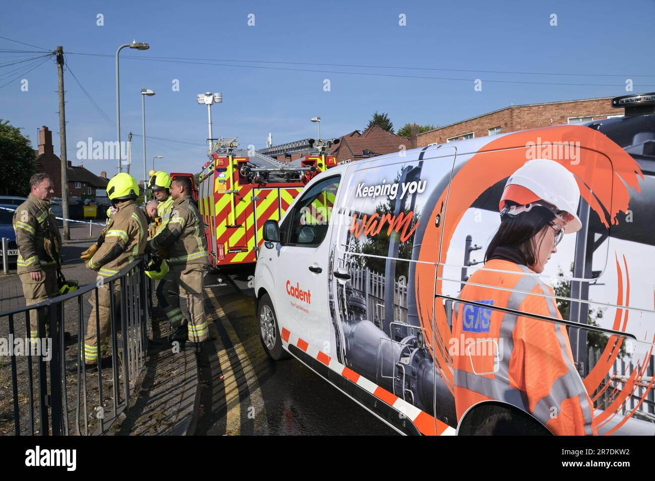 Lea Village Road, Birmingham 15th juin 2023 - cinquante pompiers sont sur les lieux d'un incendie grave et plat au-dessus de la flamme des desi dans la zone de Kitts Green de Birmingham. L'inferno a déchiré un énorme trou dans le toit causant des dommages majeurs. Les pompiers ont été appelés à 3,56am ans dans une appartement en feu par la police des West Midlands jusqu'au chemin Lea Village. Plusieurs routes ont été fermées et les résidents évacués après que le service d'incendie a découvert que le feu était près de plusieurs conduites de gaz avec le risque d'explosion. Un porte-parole du Staffordshire et du West Midlands Fire Control a déclaré: "Nous avons été initialement appelés par la police à un appartement Banque D'Images