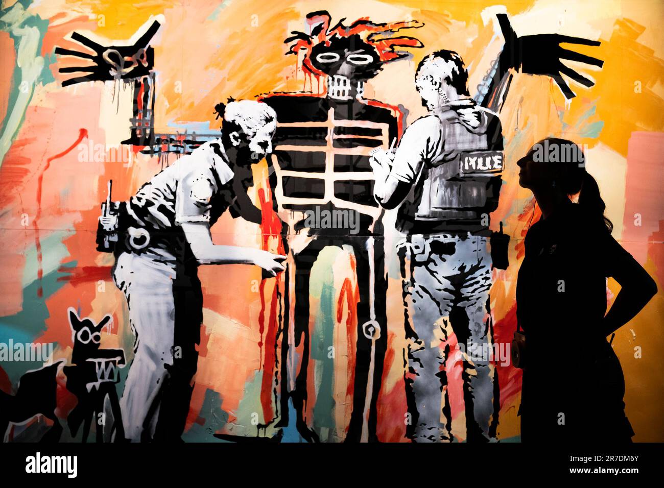 « Basquiat étant arrêté et recherché » (Londres 2017) présenté au nouveau spectacle de Street Banksy « Cut & Run », ouvert ce dimanche à Goma, à Glasgow, révèle pour la première fois les pochoirs utilisés pour créer de nombreuses œuvres emblématiques de l'artiste. Le spectacle comprend des objets authentiques, des éphémères et les toilettes de l'artiste. Il se déroulera pendant trois mois et sera ouvert toute la nuit le week-end. Date de la photo: Jeudi 15 juin 2023. Banque D'Images
