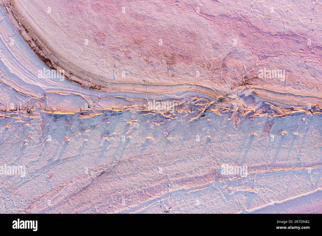 Vue aérienne des détails dans un lac salé rose à Dimboola, dans le district de Wimmera, à Victoria, en Australie. Banque D'Images