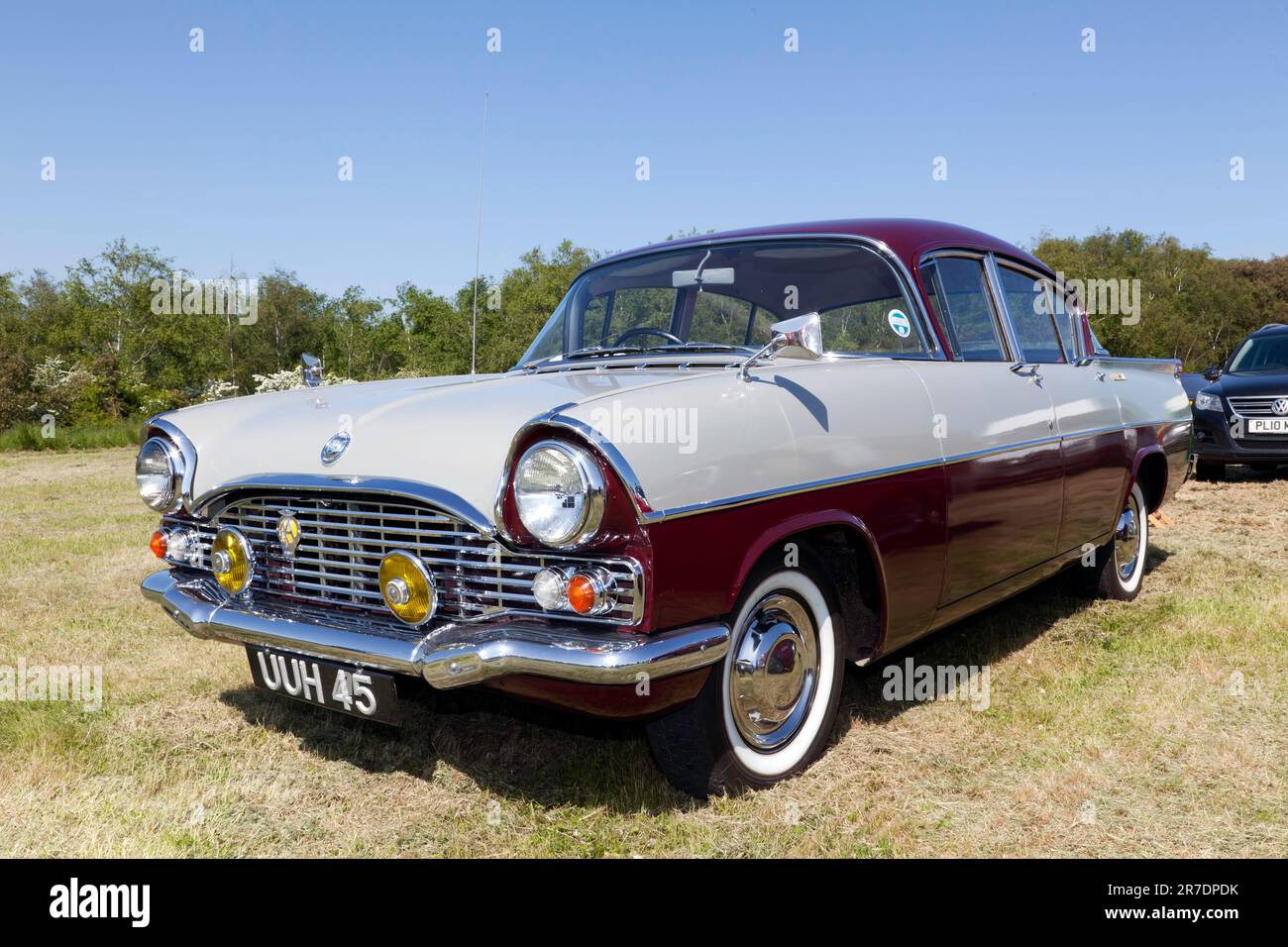 Vue de trois quarts avant d'a Gray and Brown, 1960 ans, Vauxhall Cresta PA, exposée au salon Deal Classic car 2023 Banque D'Images