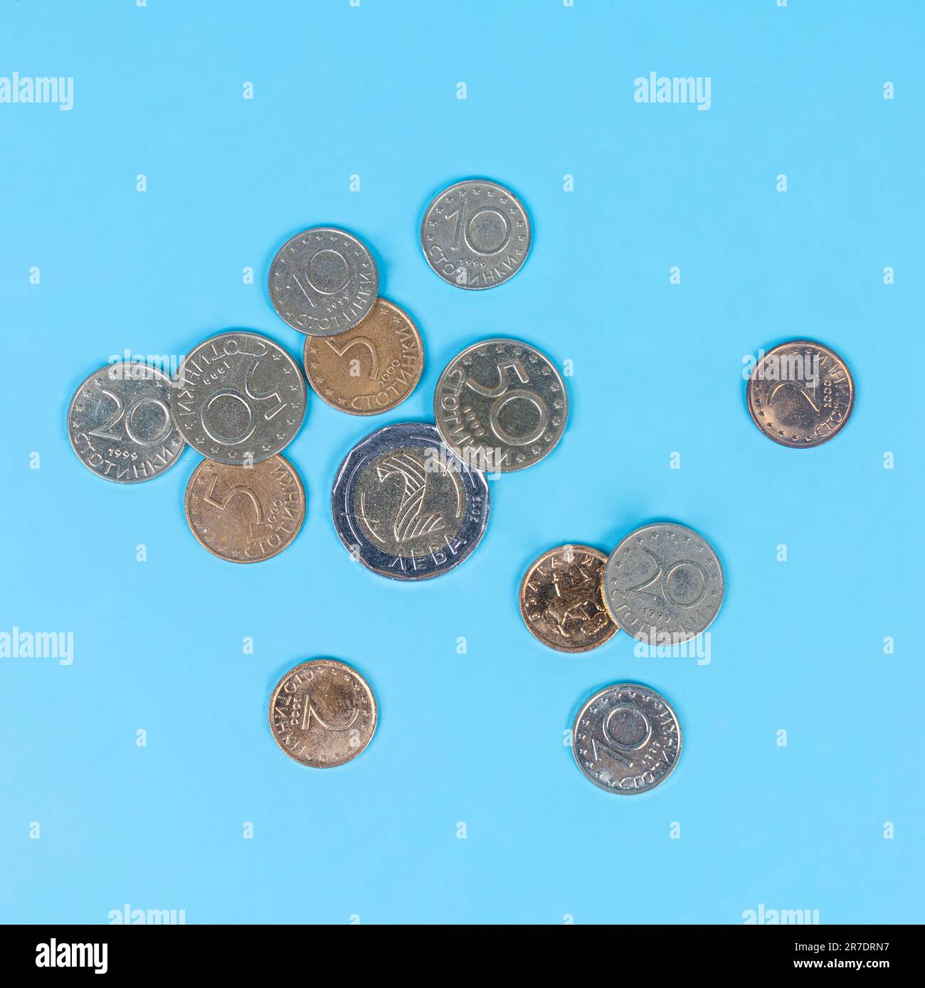 quelques pièces de monnaie de niveau sur une surface colorée Banque D'Images