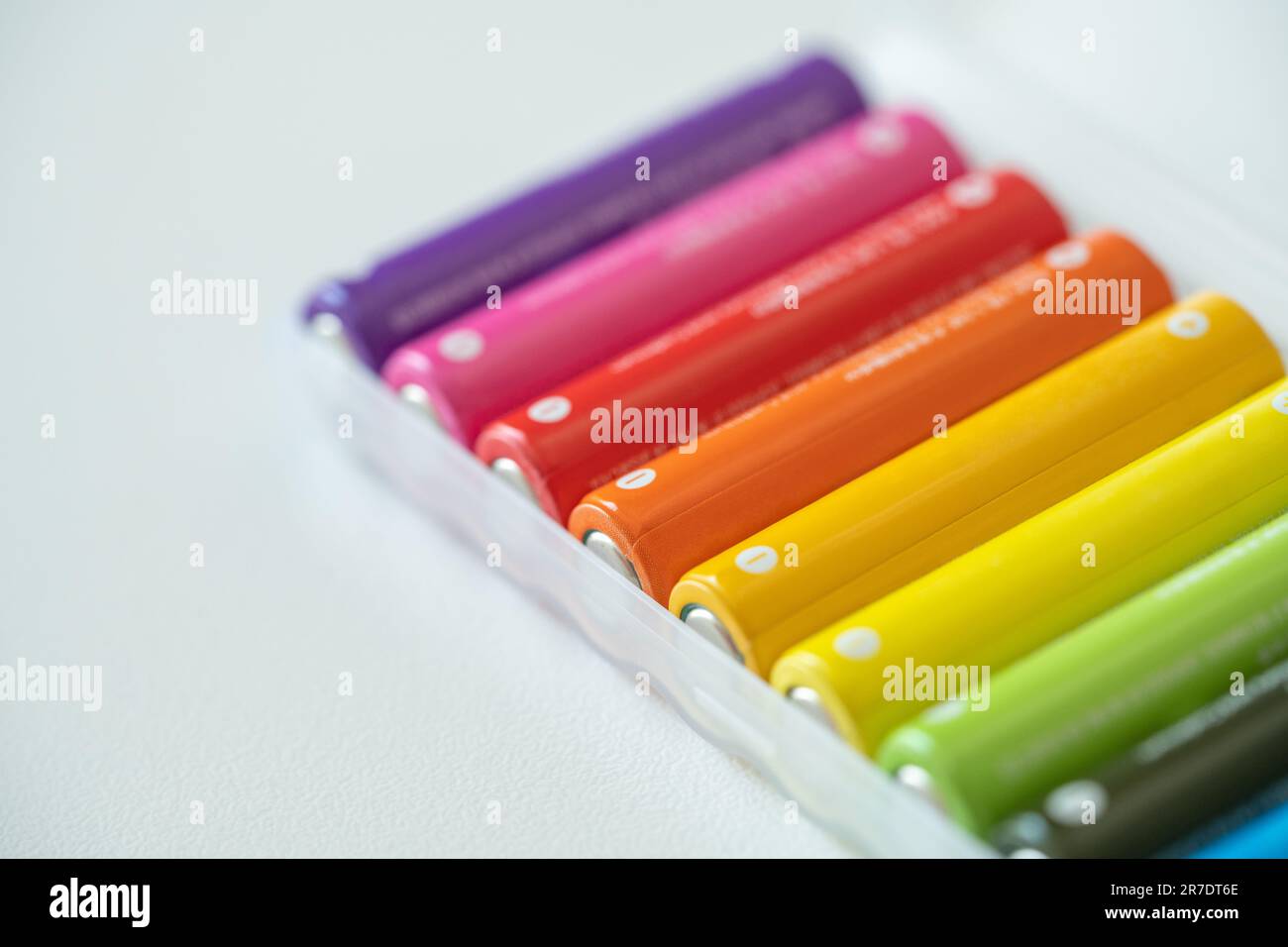 Nouvelle pile AAA colorée dans une boîte en plastique, accumulateur rechargeable, gros plan des piles alcalines Banque D'Images