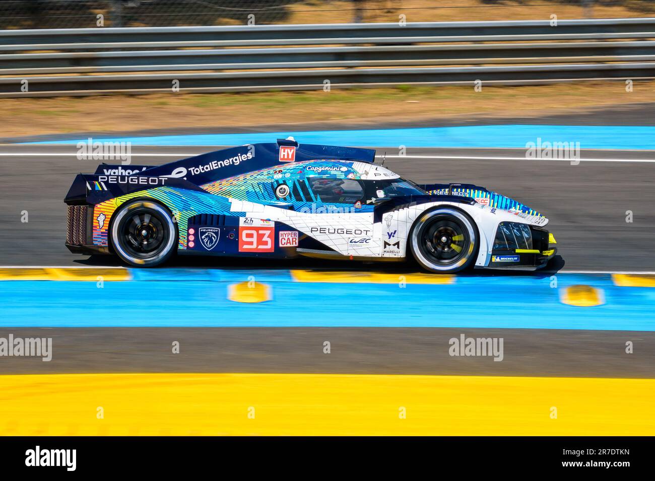 La Peugeot 9X8 voiture de course n°93, de l'écurie Peugeot TotalEnergies, sur le circuit de la Sarthe pendant les 24 heures du Mans. Banque D'Images