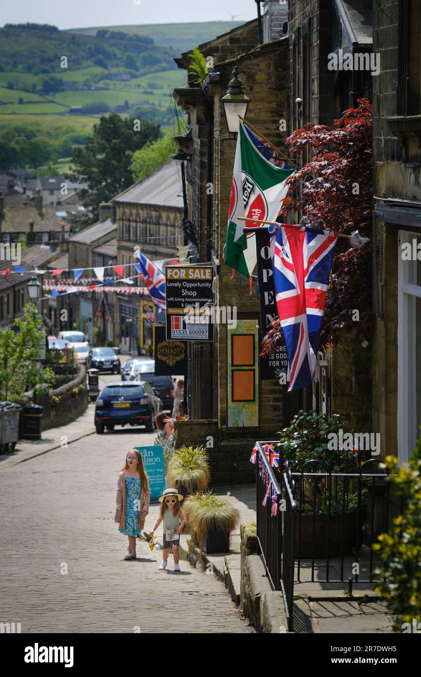 Haworth, West Yorkshire, Royaume-Uni. Vue sur main Street dans le populaire village de Haworth dans le West Yorkshire. Banque D'Images