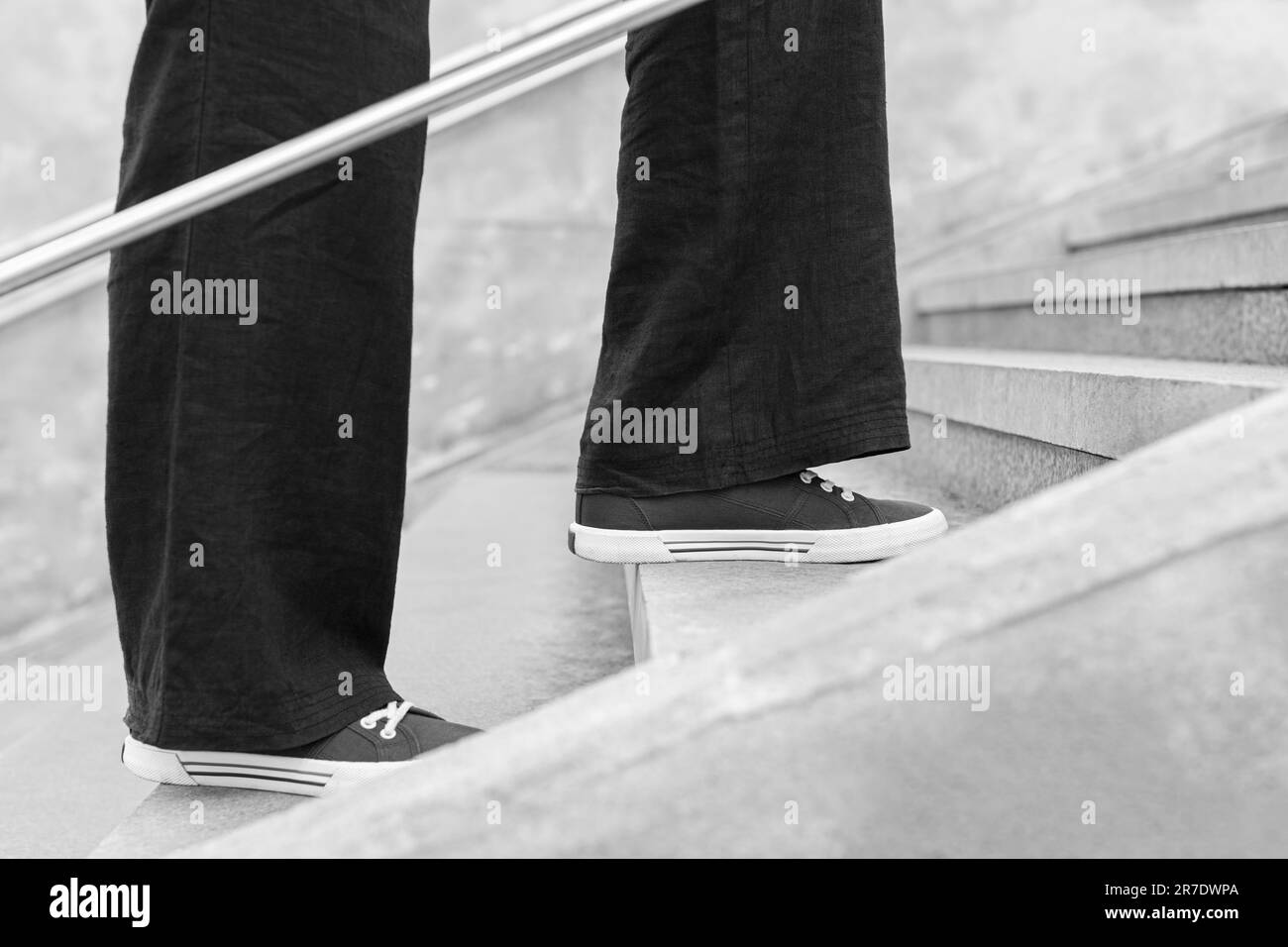 Femme monte les marches Banque d'images noir et blanc - Alamy