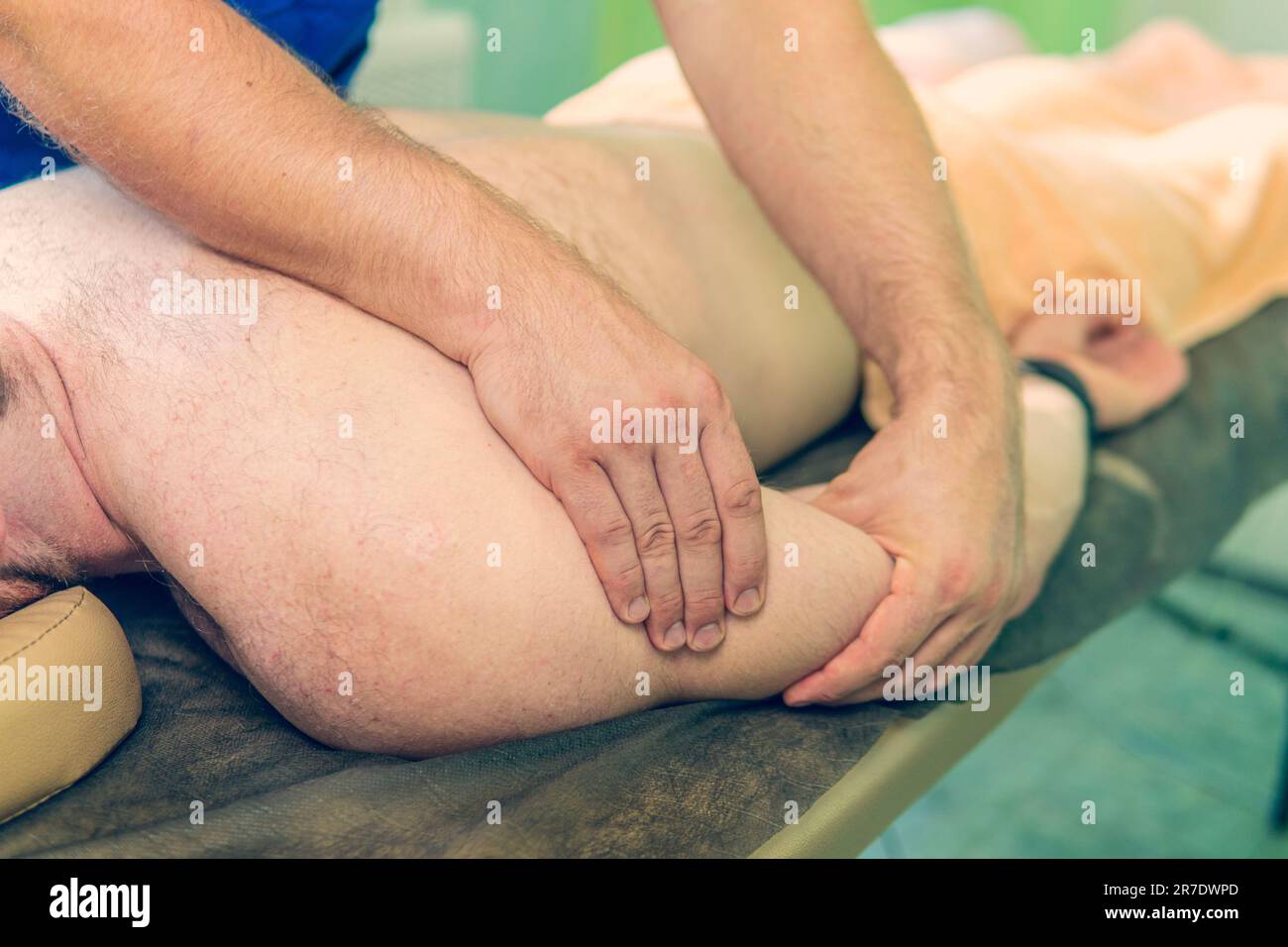 L'homme a un massage profond des tissus sur le dos. Un homme sur rendez-vous d'un physiothérapeute. Traitement des maladies du cou du dos et des épaules Banque D'Images