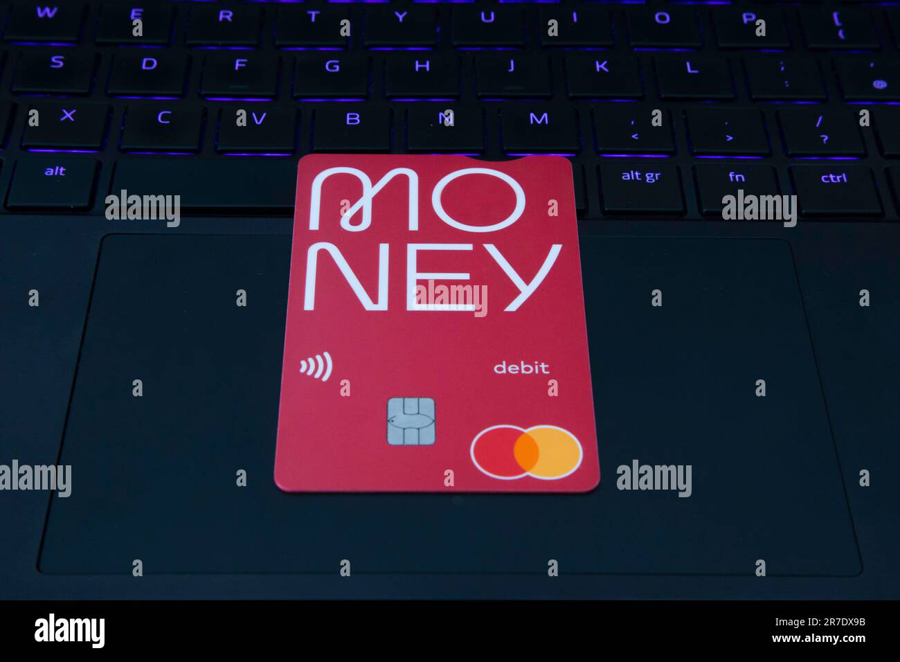 Carte de débit avec logo argent sur un ordinateur portable Banque D'Images