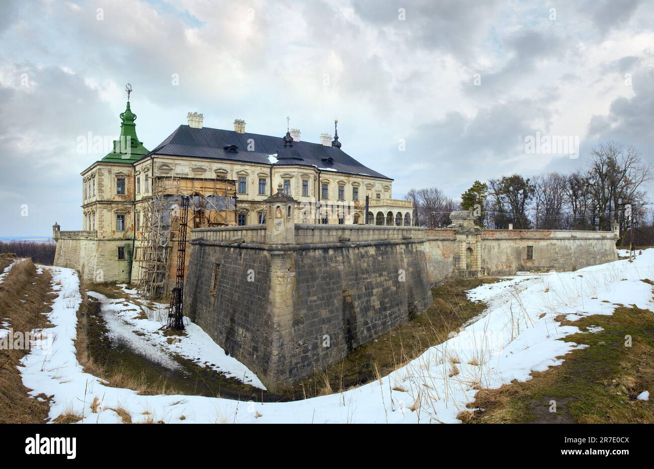 Vue panoramique sur le vieux château de Pidhirtsi (Ukraine, région de Lvivska, construit en 1635-1640 par ordre de polonais Hetman Stanislaw Koniecpolski). Banque D'Images