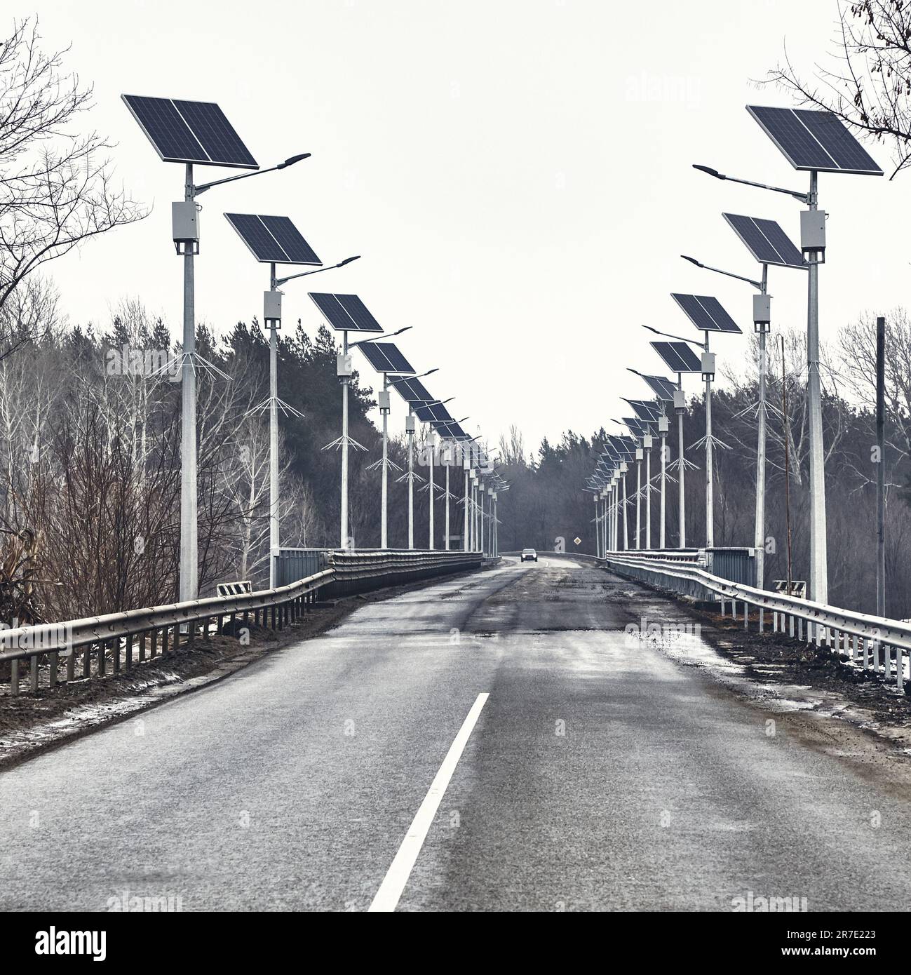 L'éclairage de rue écologique l'alimentation des cellules solaires.Pont solaire l'éclairage de route .éclairage solaire de rue. Éclairage solaire de rue, éclairage de panneau LED, utilisé pour e Banque D'Images