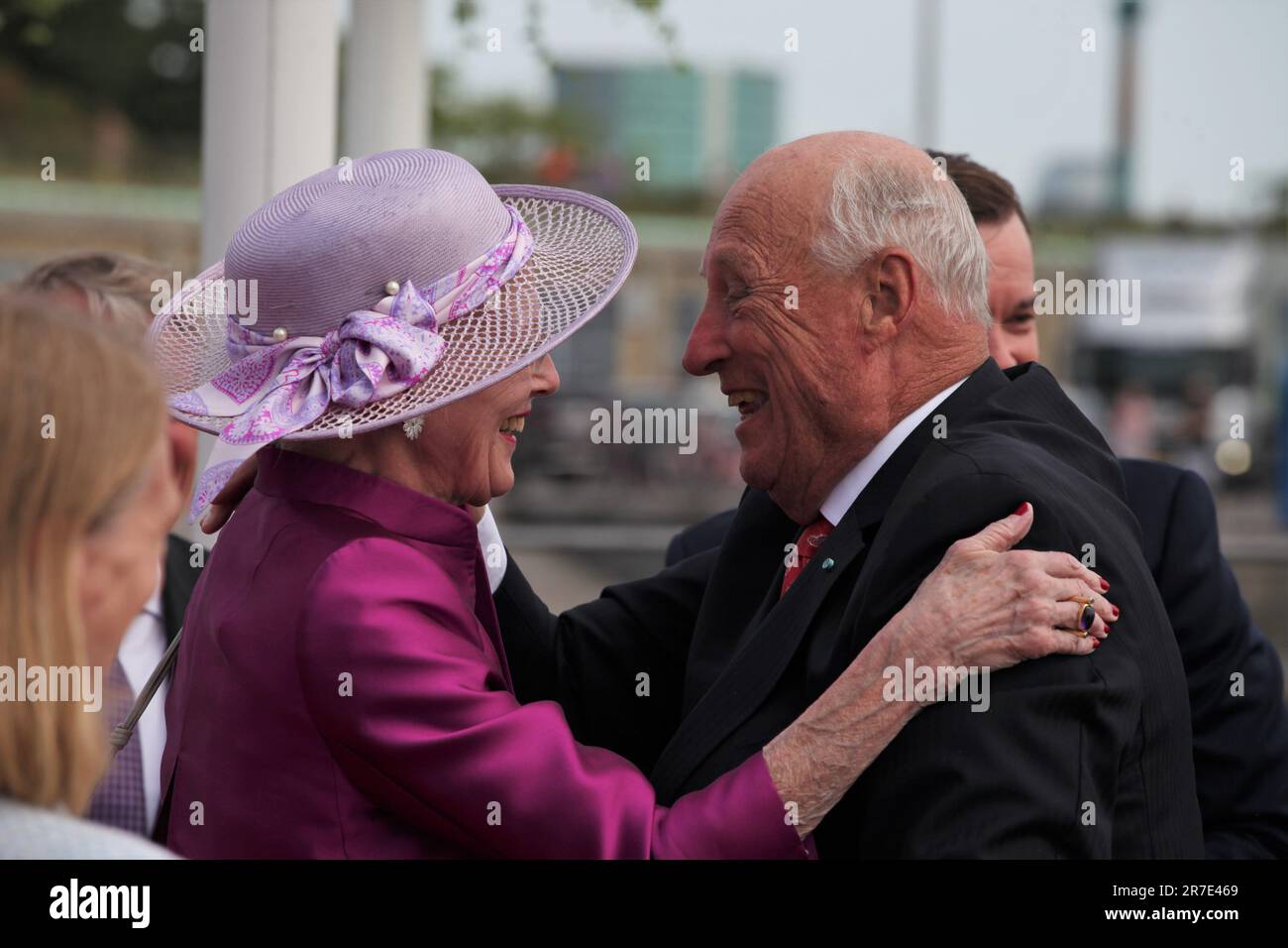 Kopenhagen, Danemark. 15th juin 2023. Le roi Harald V (r) de Norvège est accueilli par la reine Margrethe II (m) du Danemark, sur un quai à bateaux à Copenhague. Le couple royal norvégien est arrivé au Danemark pour une visite officielle de deux jours. Credit: Steffen Trumpf/dpa/Alay Live News Banque D'Images