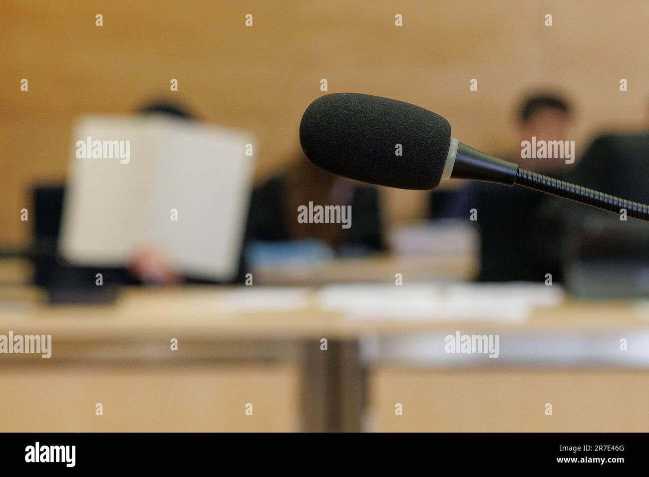 Bielefeld, Allemagne. 15th juin 2023. Deux accusés s'assoient derrière un microphone dans une salle d'audience. Le procès d'un meurtre présumé de poison commence au tribunal régional de Bielefeld. Les deux défendeurs auraient eu une relation extraconjugale. Ensemble, la femme de Bielefeld (50 ans) et son petit ami de Hambourg (45 ans) auraient mis en œuvre le plan visant à tuer le mari avec un poison sur 30 avril 2022. Selon l'acte d'accusation, la femme a placé un mélange toxique dans un verre d'eau à côté du lit de l'homme. Credit: Friso Gentsch/dpa/Alay Live News Banque D'Images