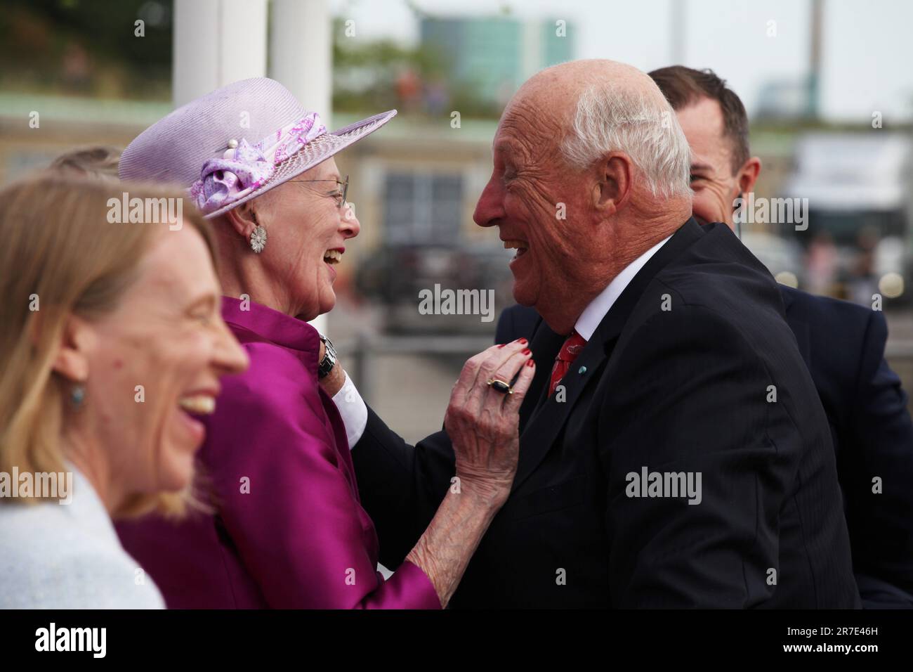 Kopenhagen, Danemark. 15th juin 2023. Le roi Harald V (r) de Norvège est accueilli par la reine Margrethe II (m) du Danemark, sur un quai à bateaux à Copenhague. Le couple royal norvégien est arrivé au Danemark pour une visite officielle de deux jours. Credit: Steffen Trumpf/dpa/Alay Live News Banque D'Images