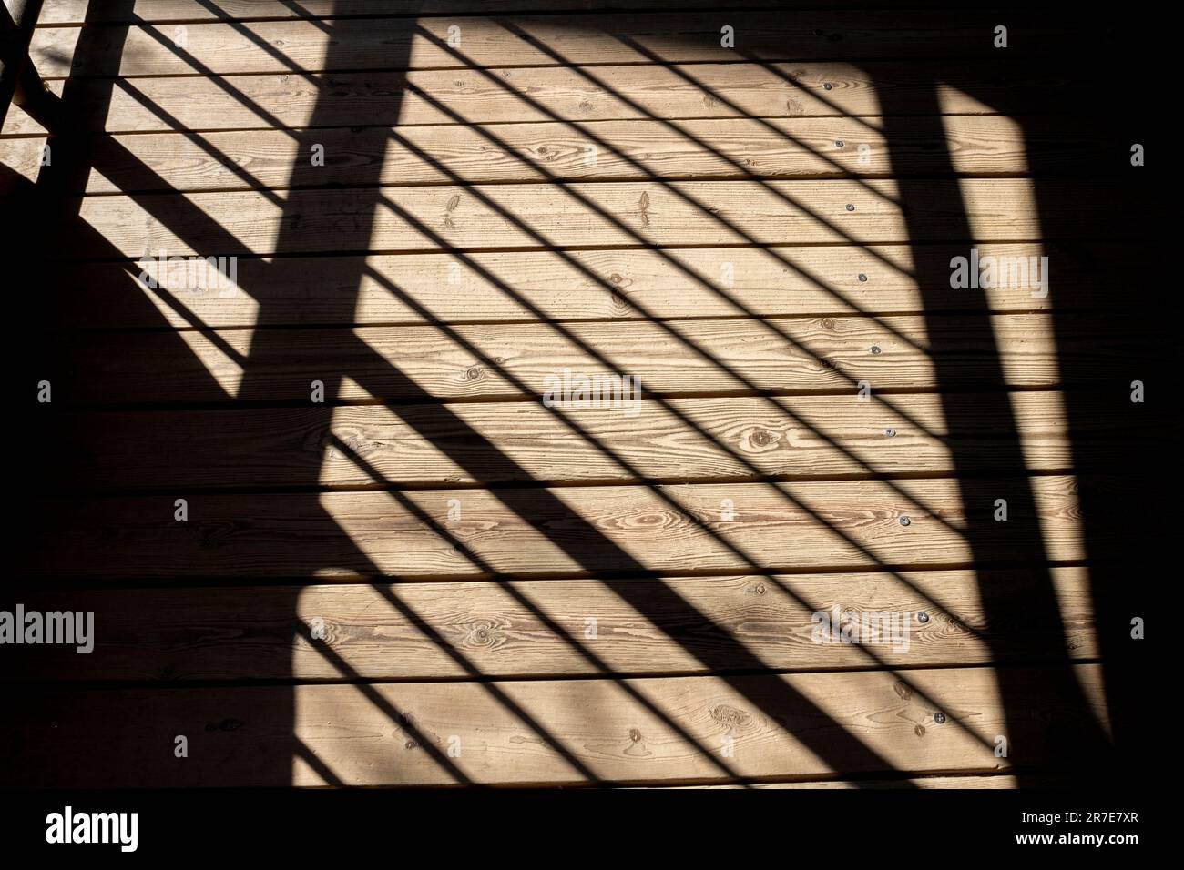 l'ombre des grilles sur un sol en bois lattes Banque D'Images