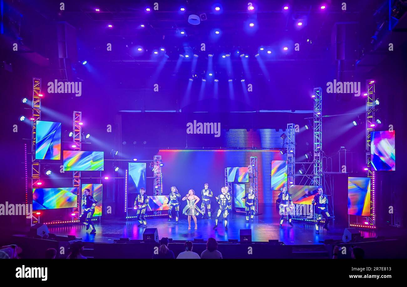 Dallas, Texas, États-Unis. 1 juin 2023. ELECTRO, un spectacle d'été à six Flags Over Texas. ELECTRO stars Lain Roy, qui a été présenté sur The Voice et American Idol. Banque D'Images