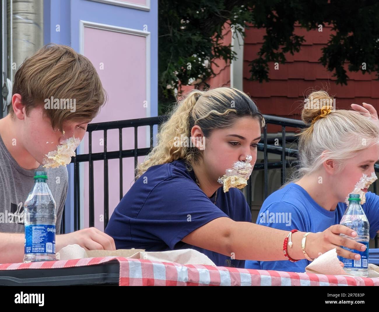 Dallas, Texas, États-Unis. 1 juin 2023. Les gens participent à une compétition de restauration de tarte au six Flags over Texas. Banque D'Images