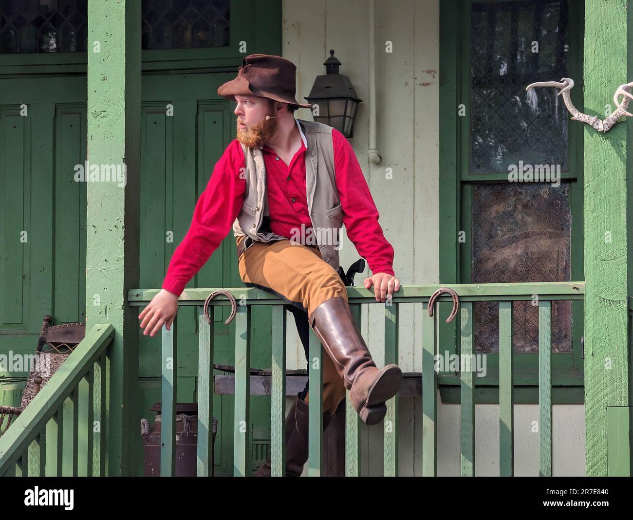 Dallas, Texas, États-Unis. 1 juin 2023. Personnage de comédie du spectacle « Texas Justice » au parc à thème six Flags over Texas. Banque D'Images