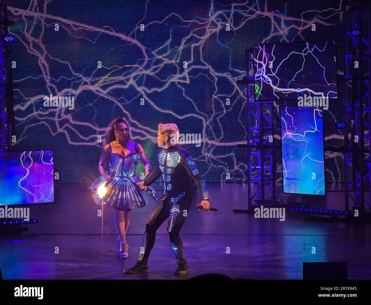 Dallas, Texas, États-Unis. 1 juin 2023. ELECTRO, un spectacle d'été à six Flags Over Texas. ELECTRO stars Lain Roy, qui a été présenté sur The Voice et American Idol. Banque D'Images