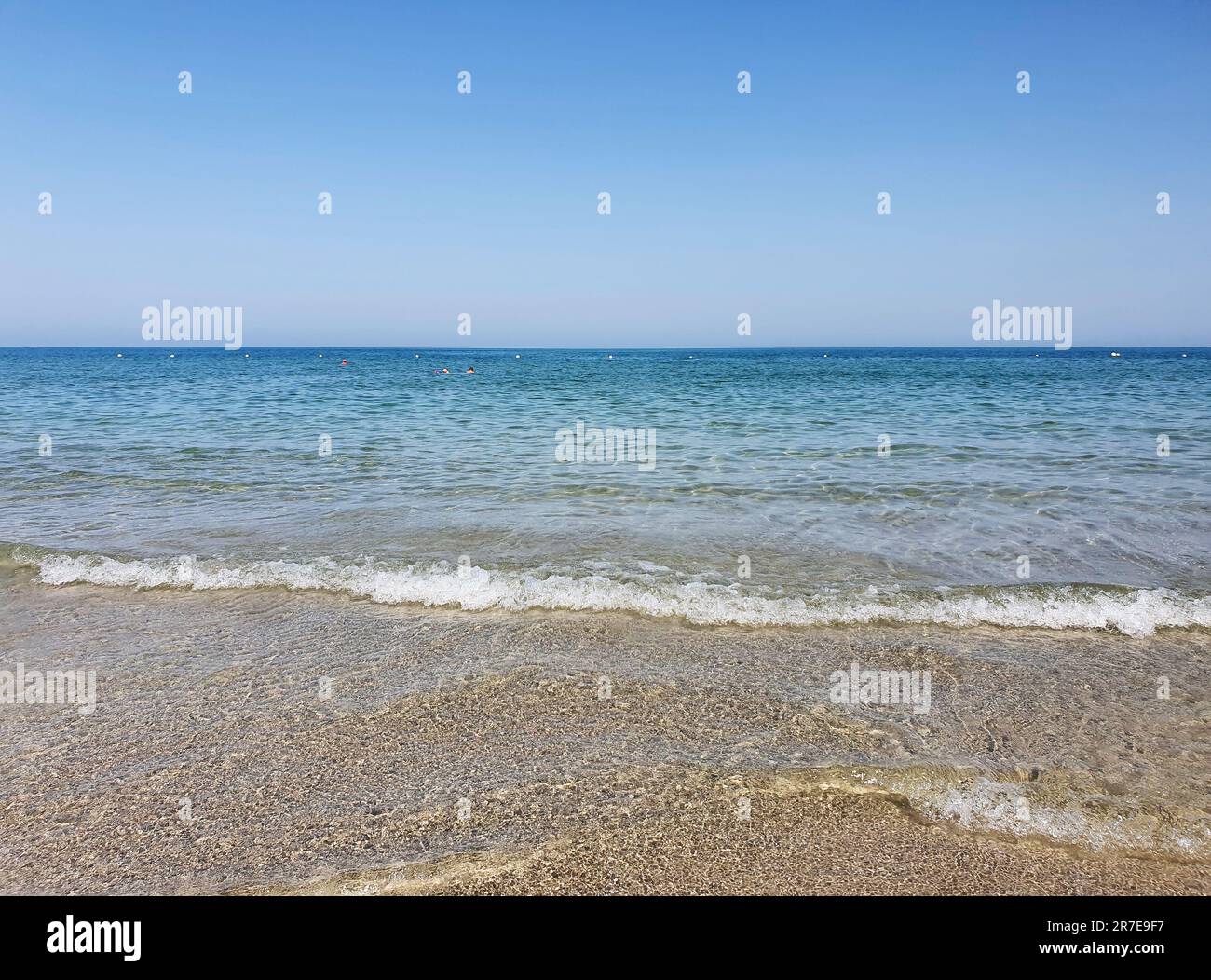 Mer plage sable ciel bleu lumière soleil paysage relaxation Banque D'Images