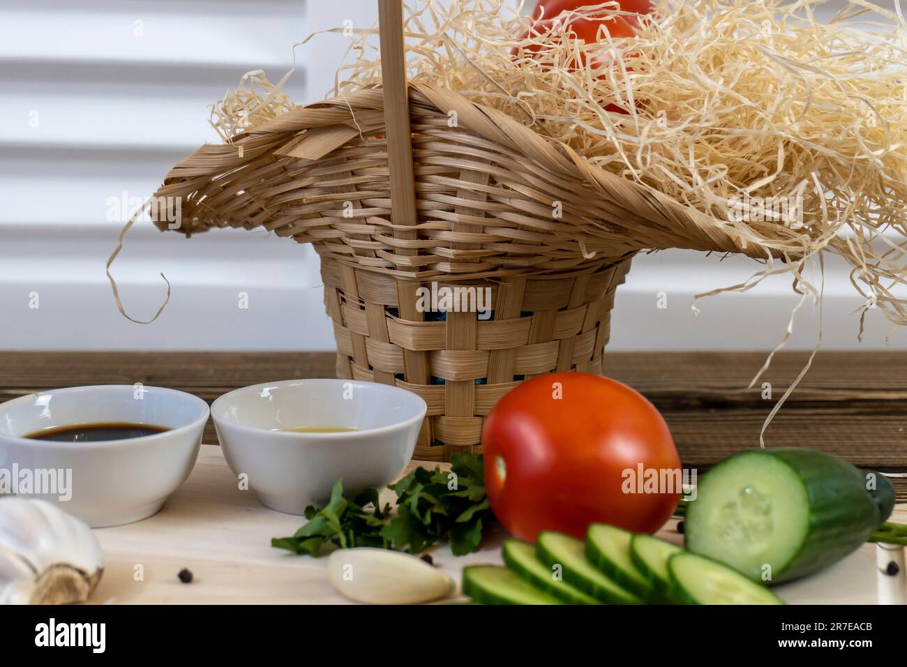 Tomates, concombres et avocat sur la table et dans un panier, huile d'olive  et vinaigre balsamique, ail, légumes, végétarisme, saine alimentation Photo  Stock - Alamy