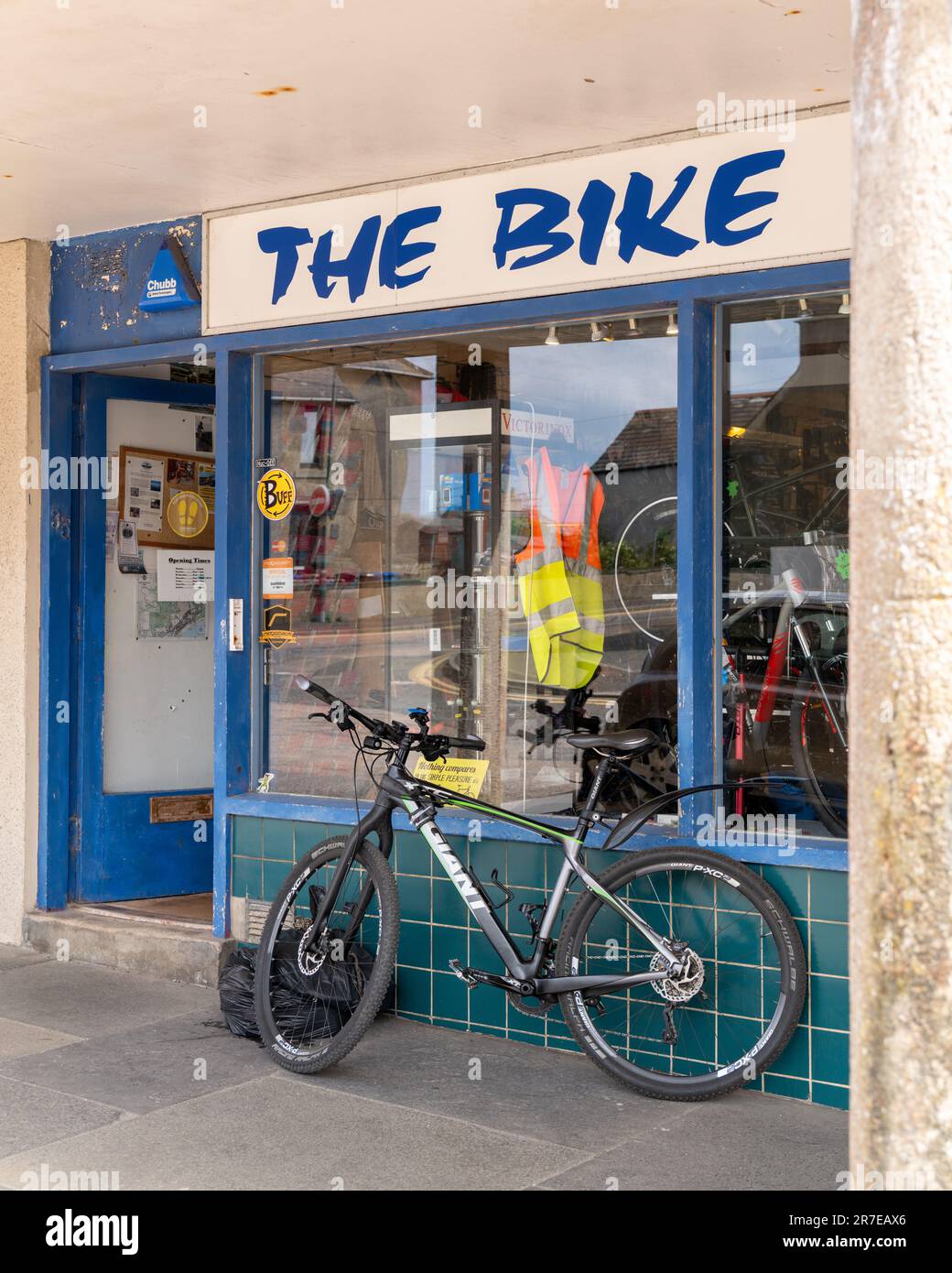 9 juin 2023. Thurso, Écosse. C'est un vélo à l'extérieur de la boutique de vélos à Thurso. Banque D'Images