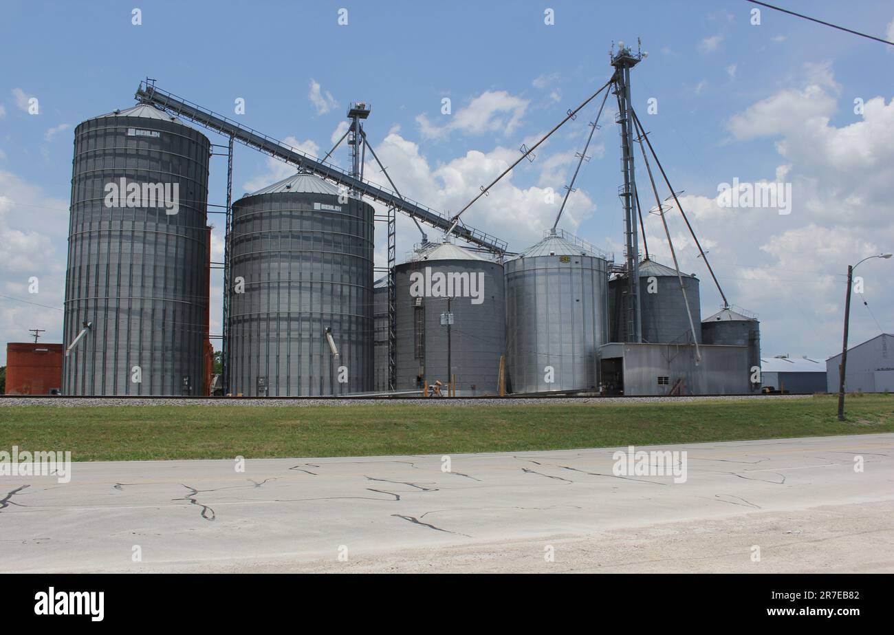 Granger, TX - 7 juin 2023: Silos à gros grains situés dans le centre-ville de Granger, TX, près des voies ferrées Banque D'Images