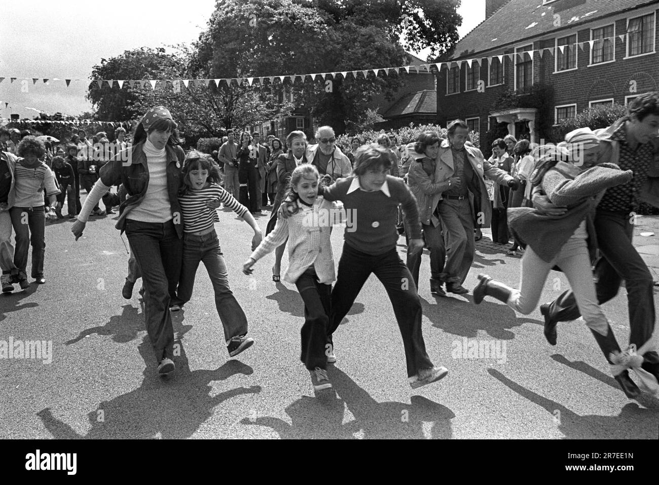 Reine Elizabeth II célébration du Jubilé d'argent 1977. Fête de rue du Jubilé d'argent, les enfants parents et les adultes participent à une course à trois pattes. Quartier Hampstead Garden, nord de Londres, Angleterre vers juin 1977. Banque D'Images