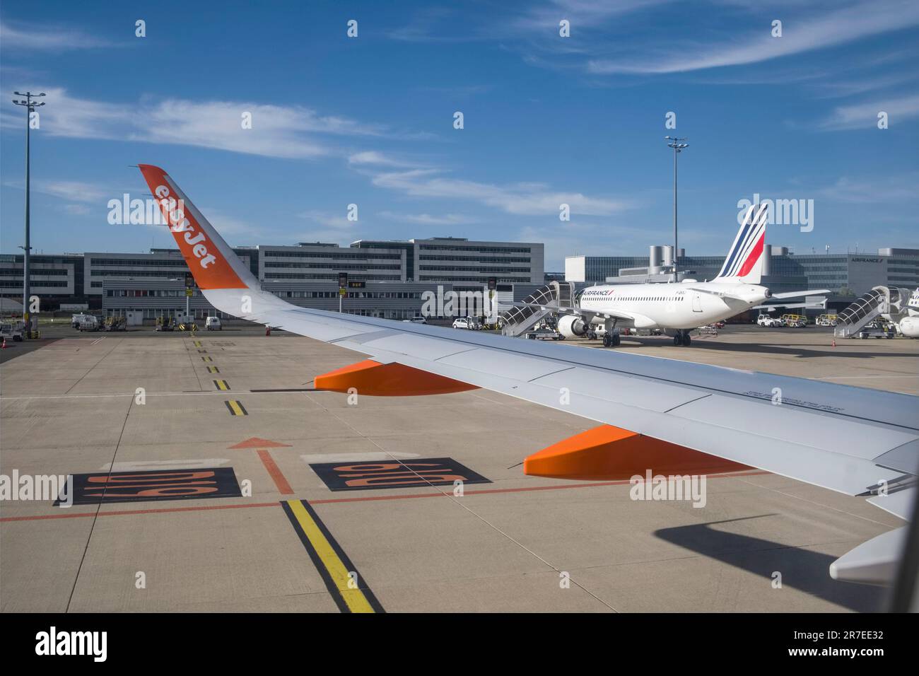 À bord d'un avion Easyjet à l'aéroport Roissy Charles-de-Gaulle Air France en arrière-plan Banque D'Images