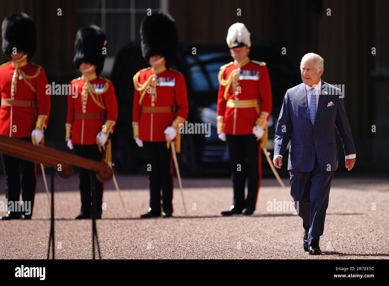 Le roi Charles III lors d'une inspection du détachement de Buckingham Palace de la Garde du roi sur la piste du palais à Londres, pendant la visite du président du Portugal, Marcelo Rebelo de Sousa au Royaume-Uni pour marquer le 650th anniversaire de l'Alliance anglo-portugaise. Date de la photo: Jeudi 15 juin 2023. Banque D'Images