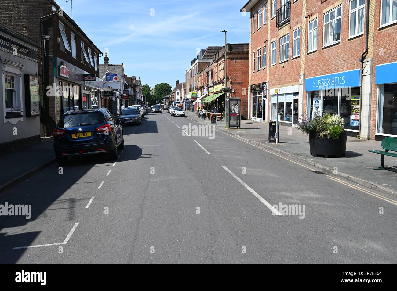 Le centre-ville de Horley Surrey lors d'une chaude journée d'été en juin. Banque D'Images