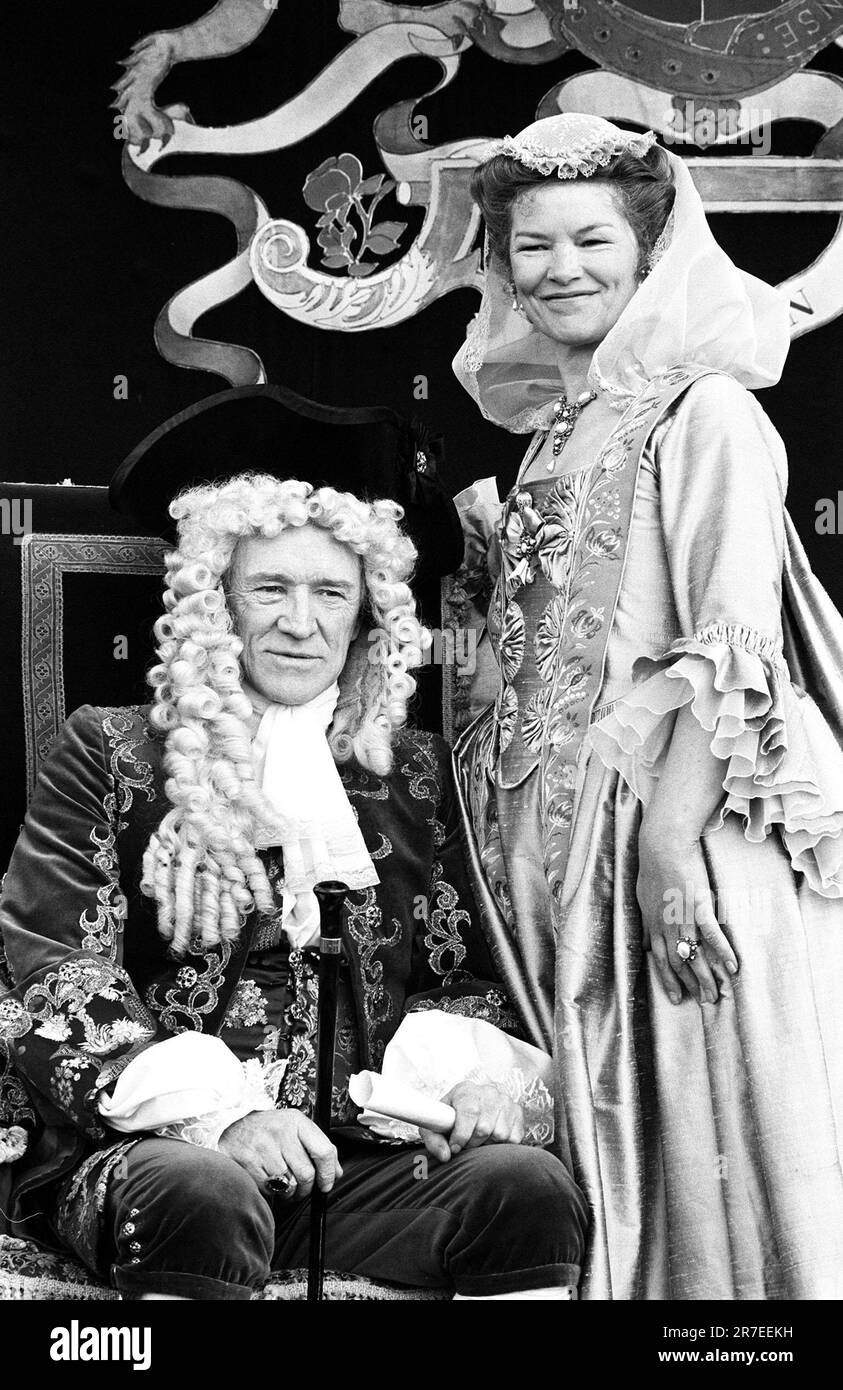 Photo du dossier datée du 06/06/89 de Richard Harris, 58, comme Roi George II avec Glenda Jackson, 52, comme Reine Caroline pendant le tournage à Bath, Avon, pour le film 'King of the Wind'. L'actrice double Oscar et ancienne députée travailliste est décédée à l'âge de 87 ans « après une brève maladie » chez elle à Blackheath, dans le sud-est de Londres, a déclaré son agent. Banque D'Images