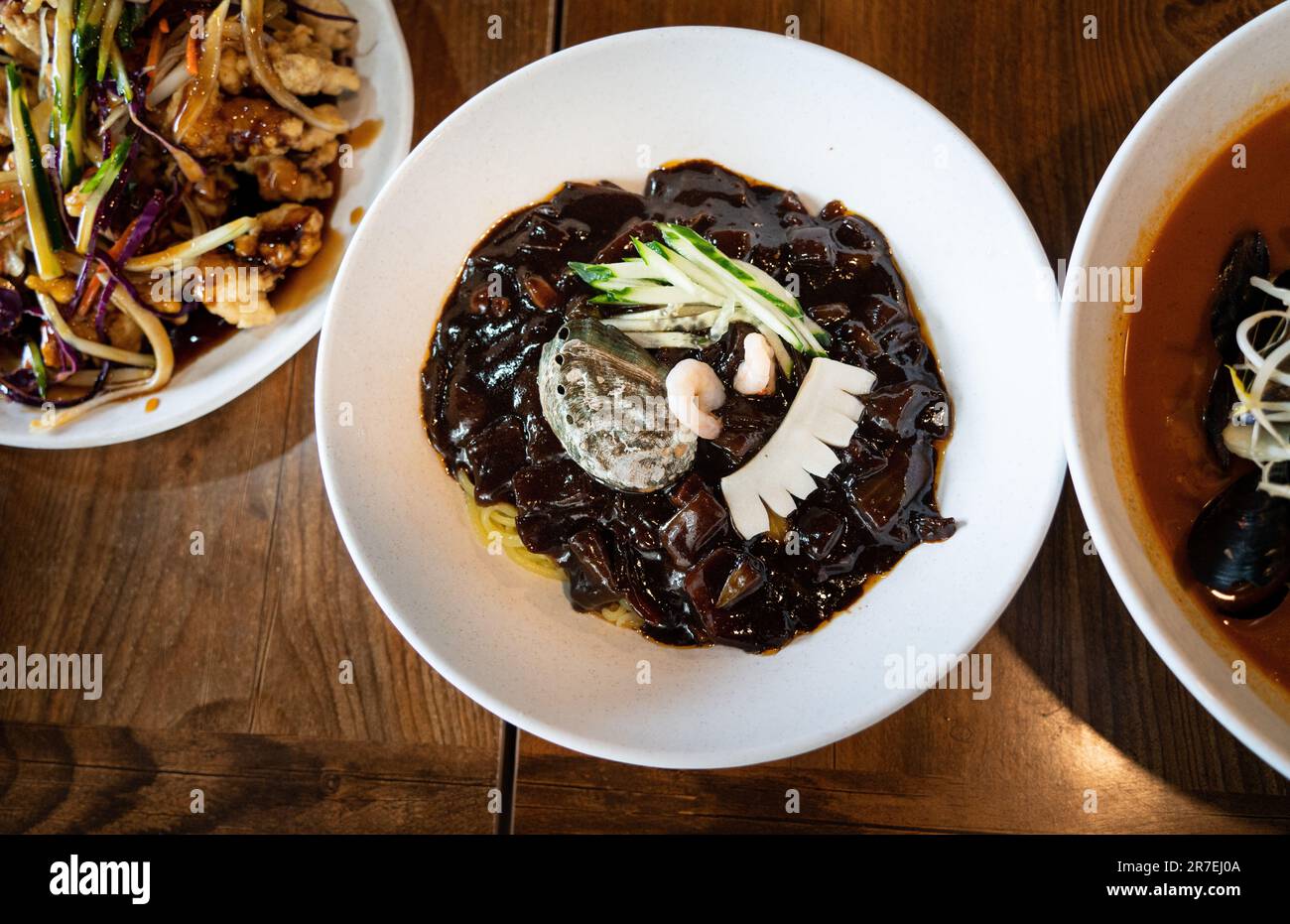 Délicieux jajangmyeon, jajangmyeon, sauce au plat de nouilles chinoises de style coréen, nappé d'une épaisse sauce à la pâte de haricots noirs en corée du Sud. Banque D'Images