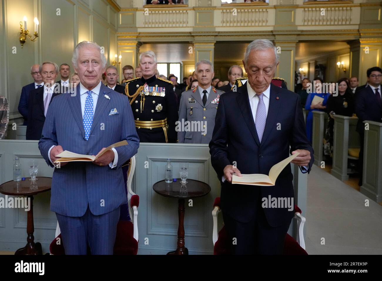 Le roi Charles III et le président du Portugal, Marcelo Rebelo de Sousa (à  droite), assistant à un service de Thanksgiving pour souligner le 650th  anniversaire de l'Alliance anglo-portugaise, dans la Chapelle