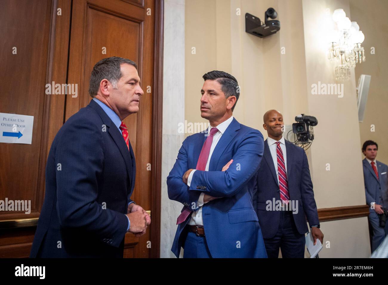 Washington, États-Unis d'Amérique. 14th juin 2023. Mark Green, représentant des États-Unis, MD (républicain du Tennessee), président du Comité de la Chambre des États-Unis sur la sécurité intérieure, à gauche, discute avec Chad Wolf, ancien secrétaire par intérim des États-Unis Département de la sécurité intérieure, avant une commission de la Chambre sur la sécurité intérieure, à droite, audience "Open Borders Closed case: Le secrétaire Mayorkas a fait dérailler la crise frontalière" dans le bâtiment du bureau de Cannon House à Washington, DC, mercredi, 14 juin 2023. Crédit: Rod Lamkey/CNP/Sipa USA crédit: SIPA USA/Alay Live News Banque D'Images