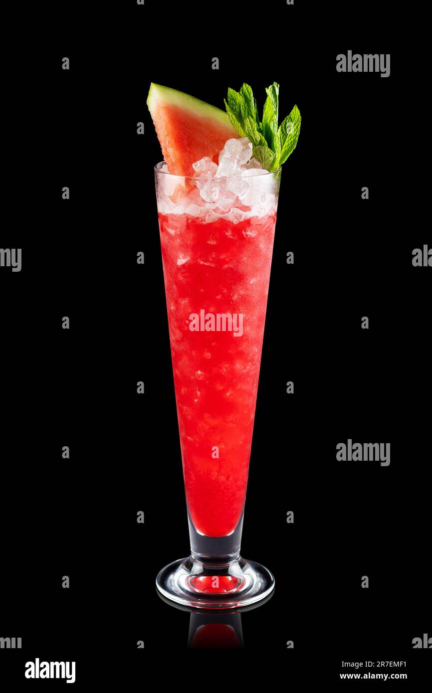 Cocktail fruité de pastèque surgelée avec vin mousseux et glace pilée isolée sur fond noir. Cocktail alcoolisé frais. Banque D'Images
